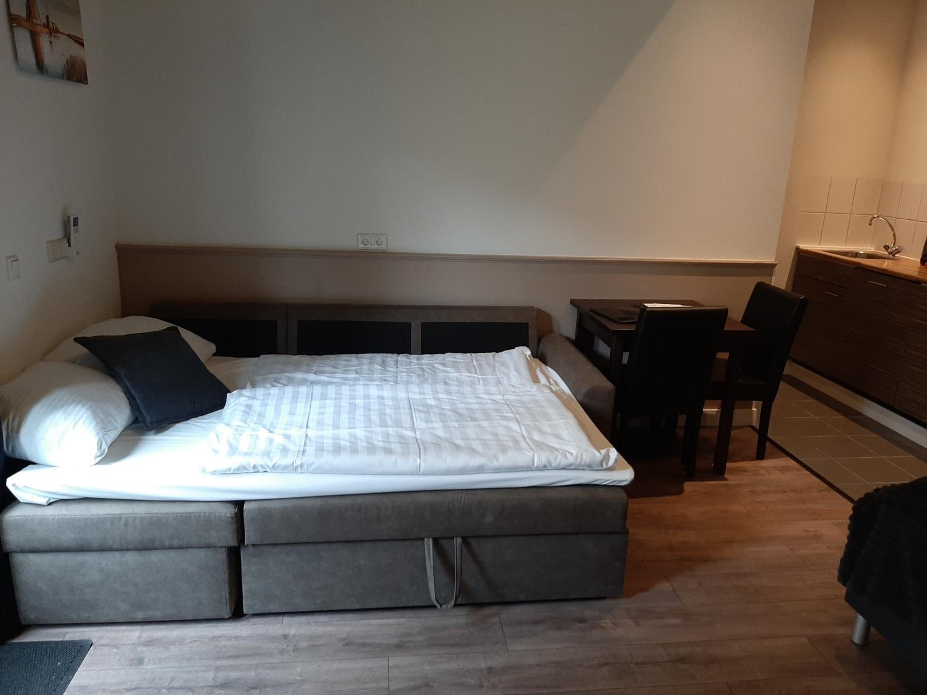 Quadruple Room with Private Bathroom - Photo 13