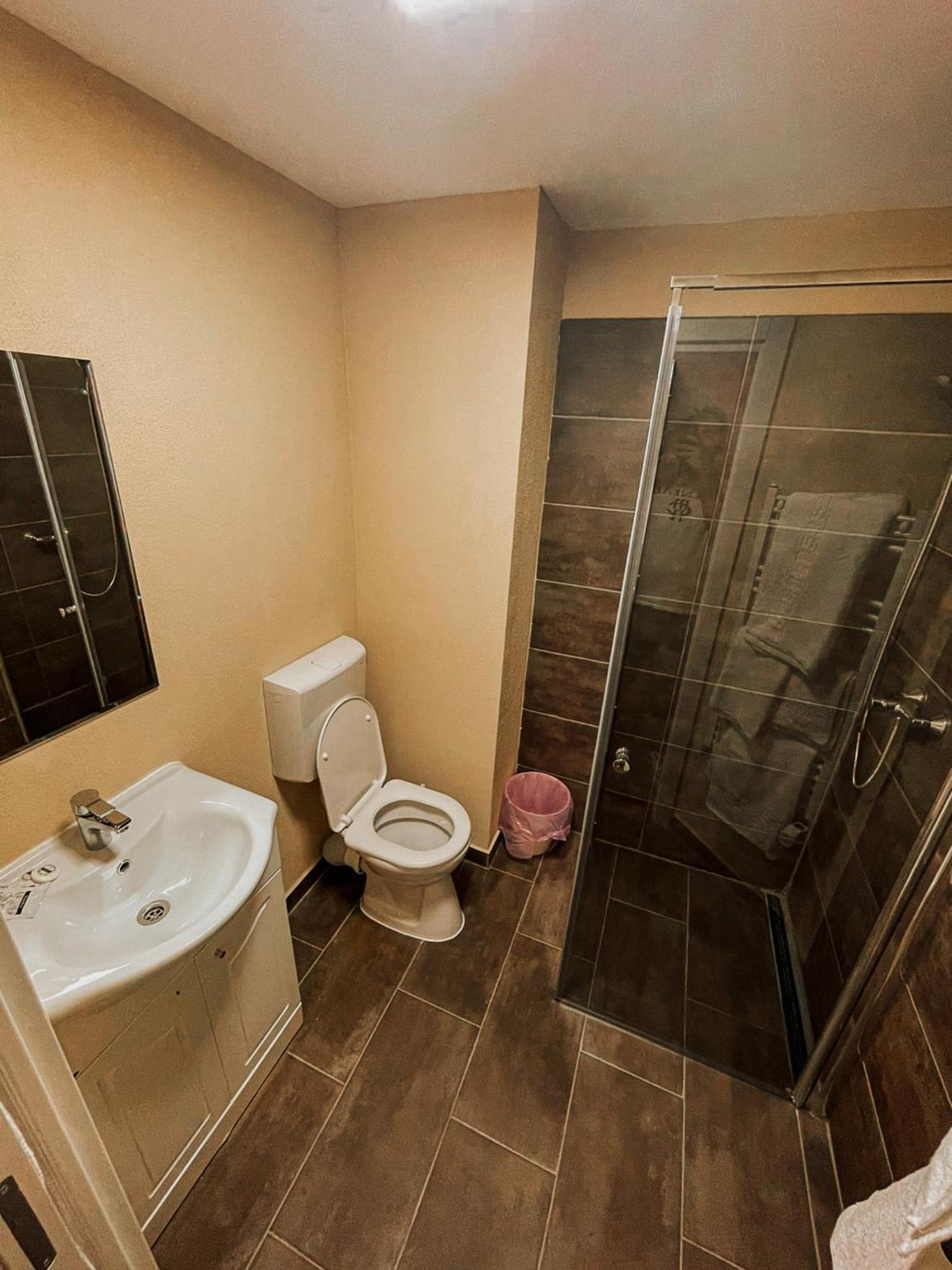 Double Room with Balcony - Photo 4