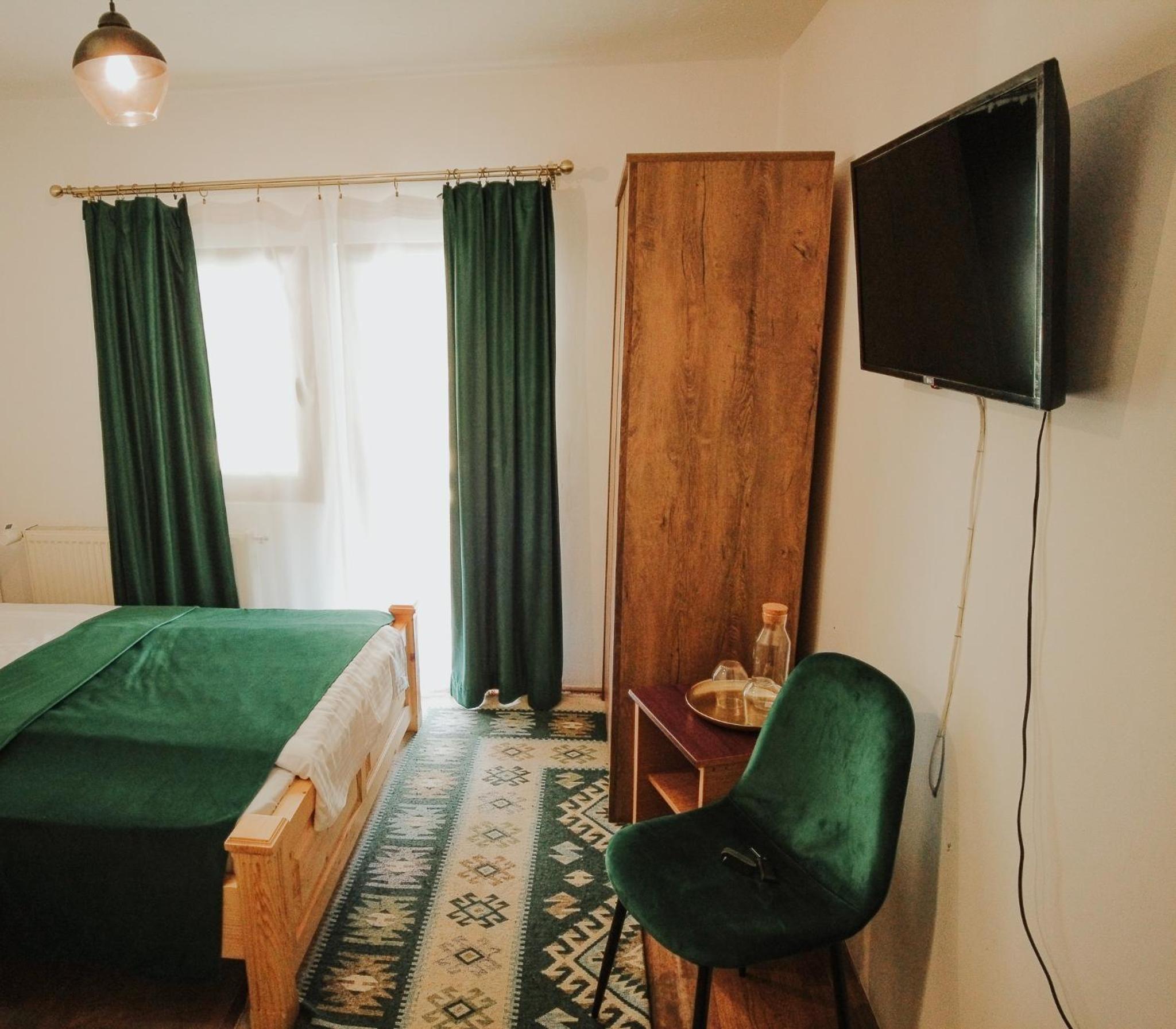 Double Room with Balcony - Photo 3