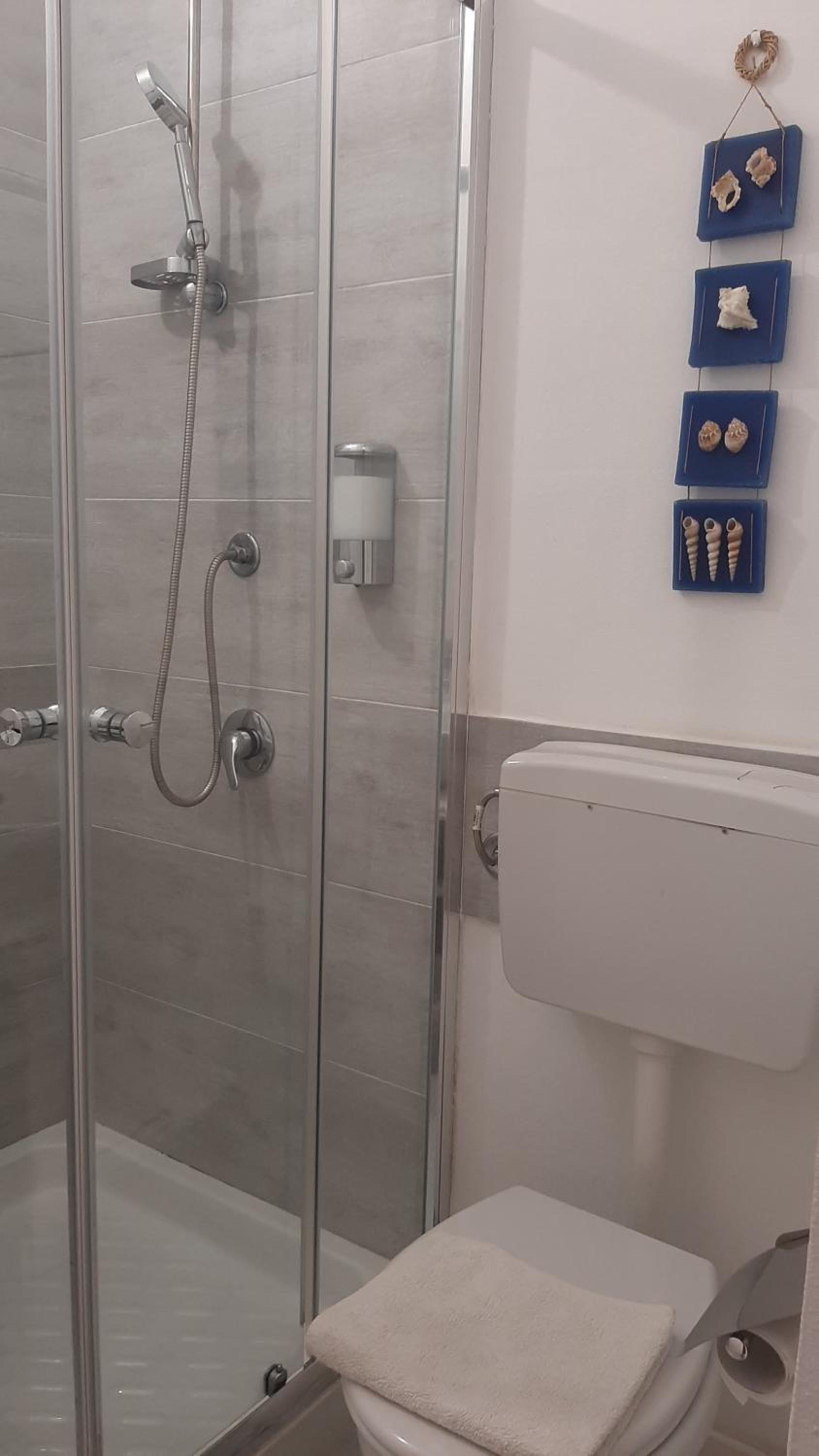 Double Room with Private Bathroom - Photo 2