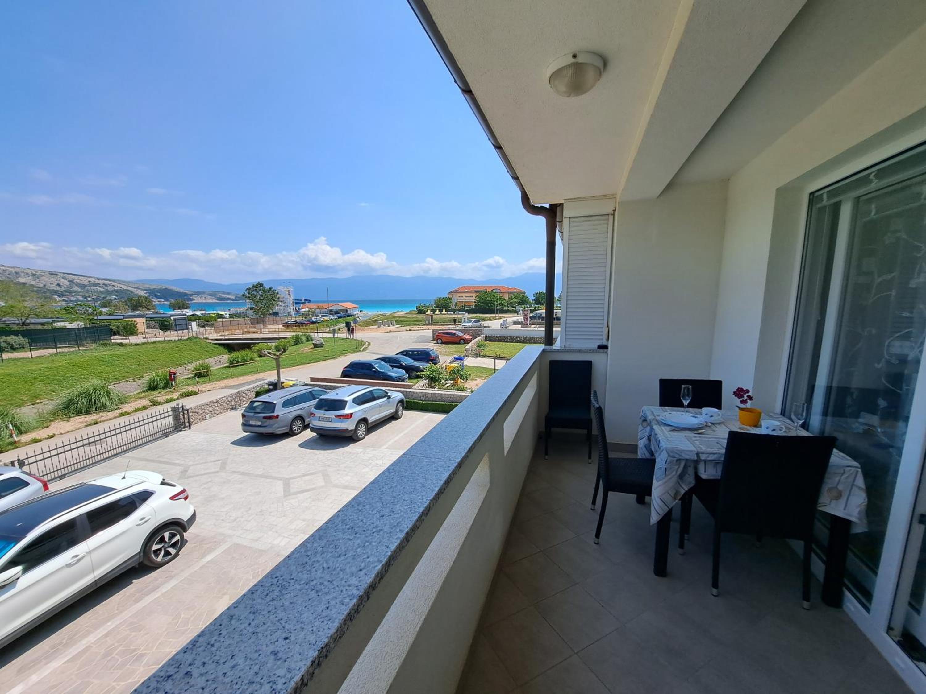 One-Bedroom Apartment with Balcony and Sea View - Photo 6