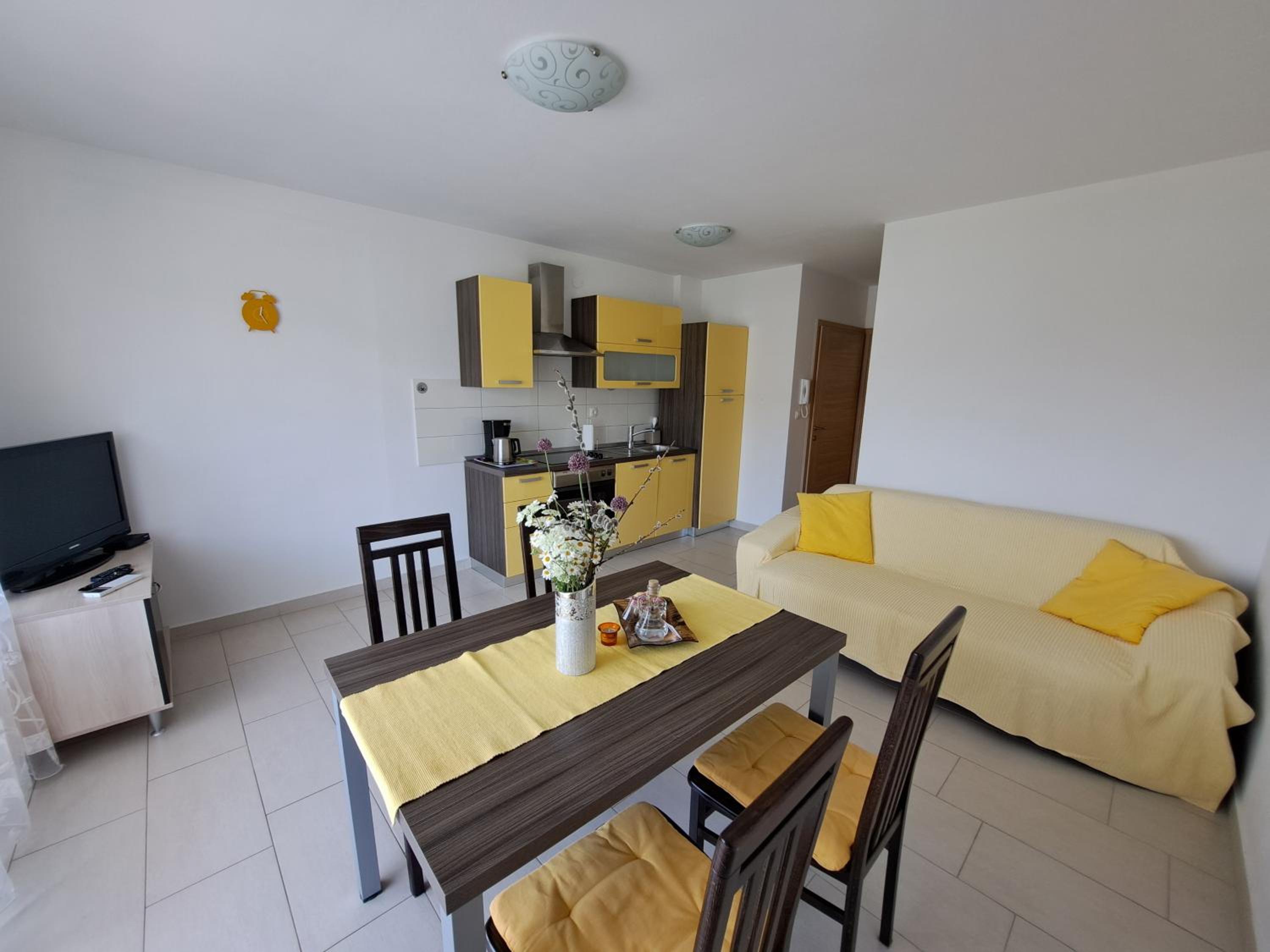 One-Bedroom Apartment with Balcony and Sea View - Photo 4