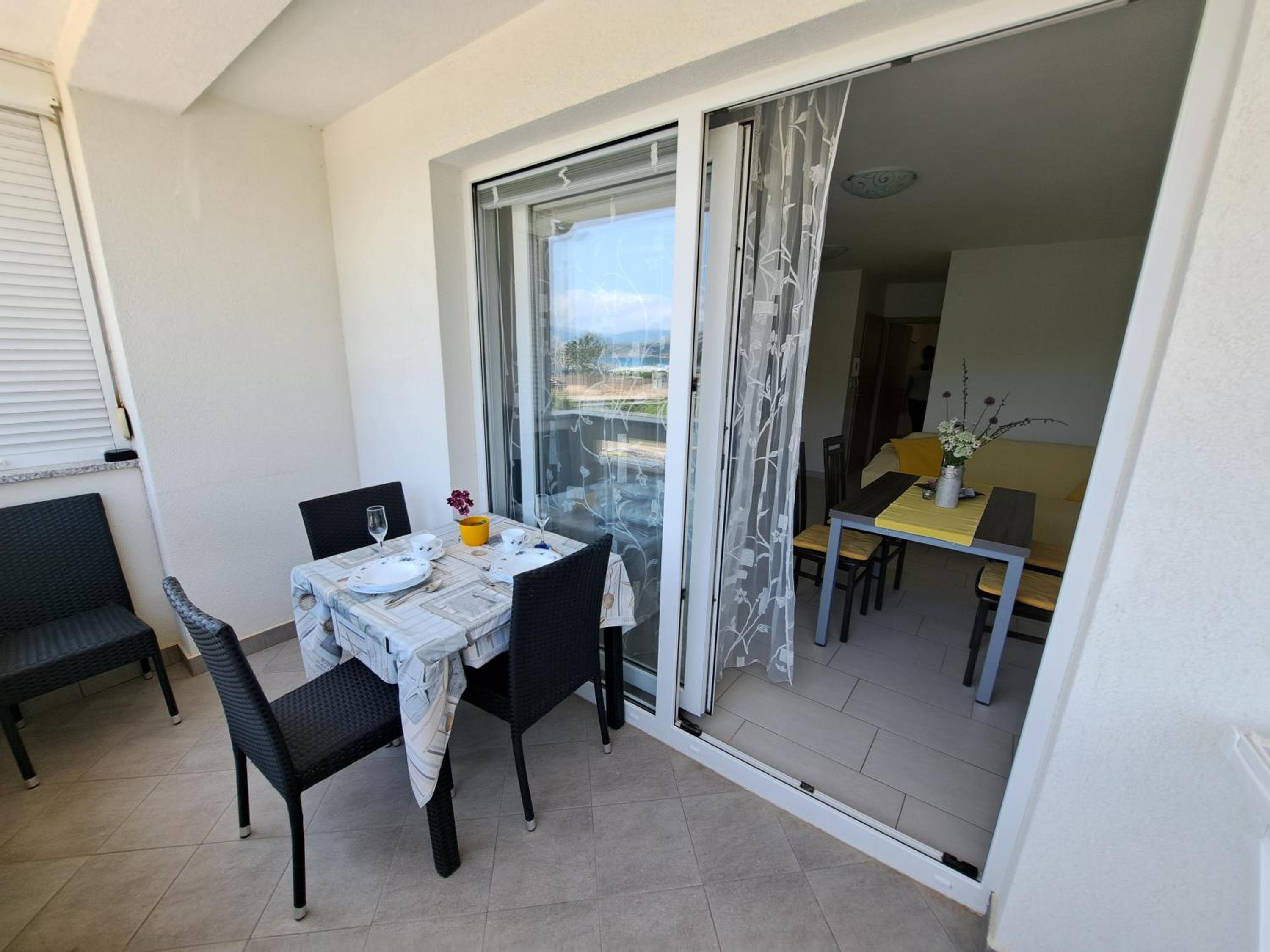 One-Bedroom Apartment with Balcony and Sea View - Photo 8