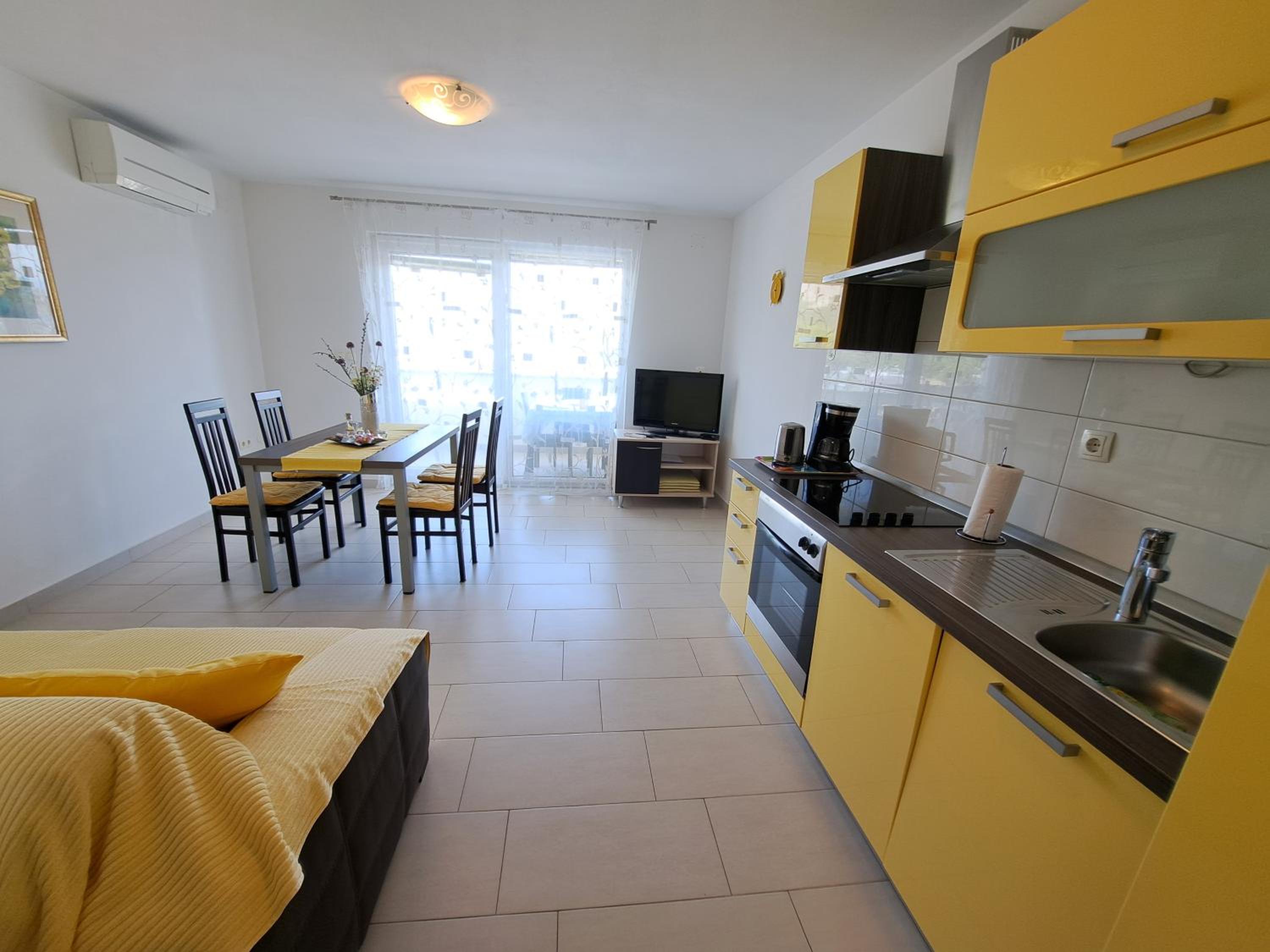 One-Bedroom Apartment with Balcony and Sea View - Photo 7
