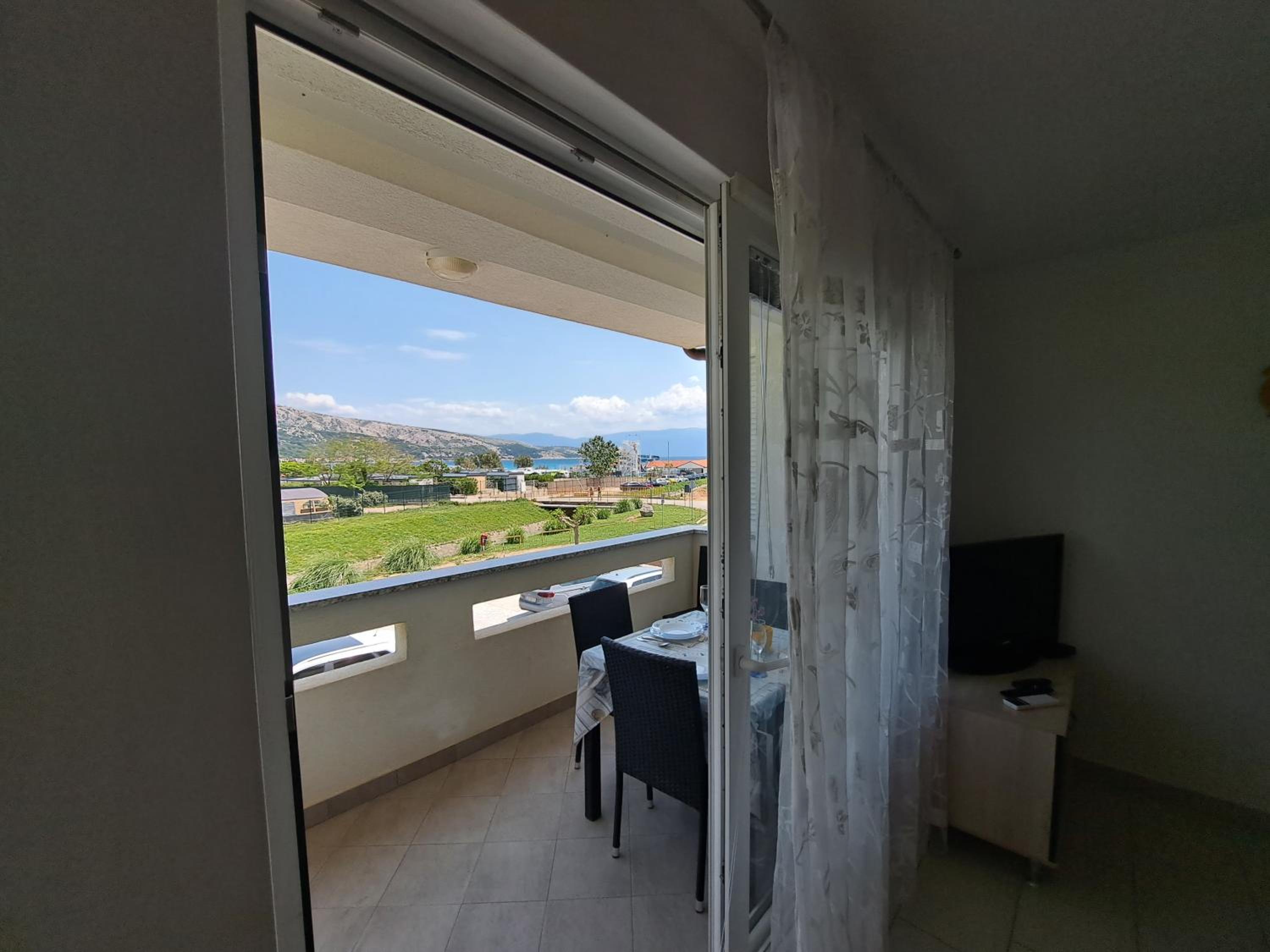 One-Bedroom Apartment with Balcony and Sea View - Photo 11