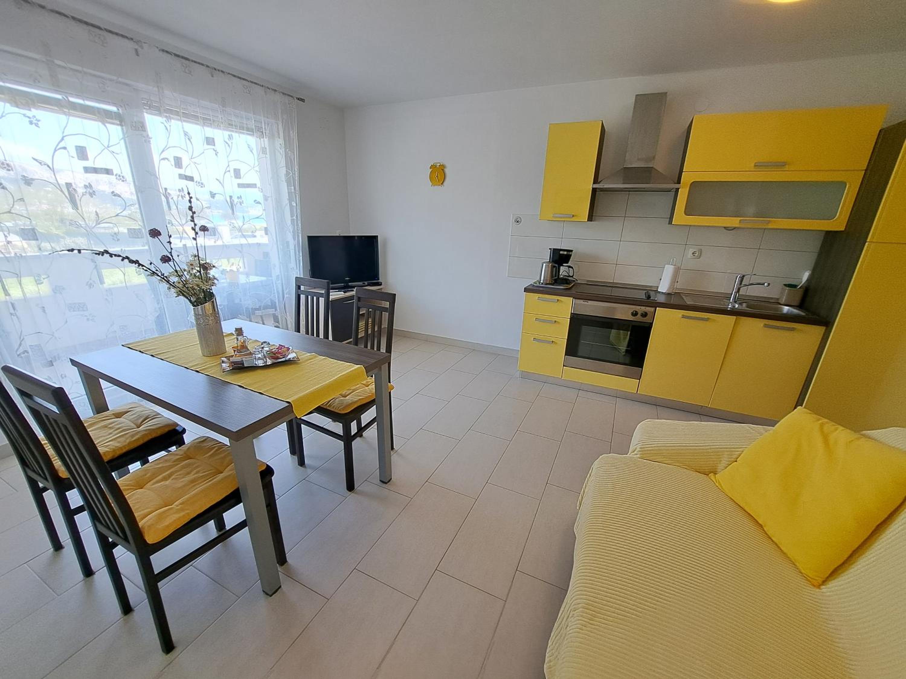 One-Bedroom Apartment with Balcony and Sea View - Photo 3