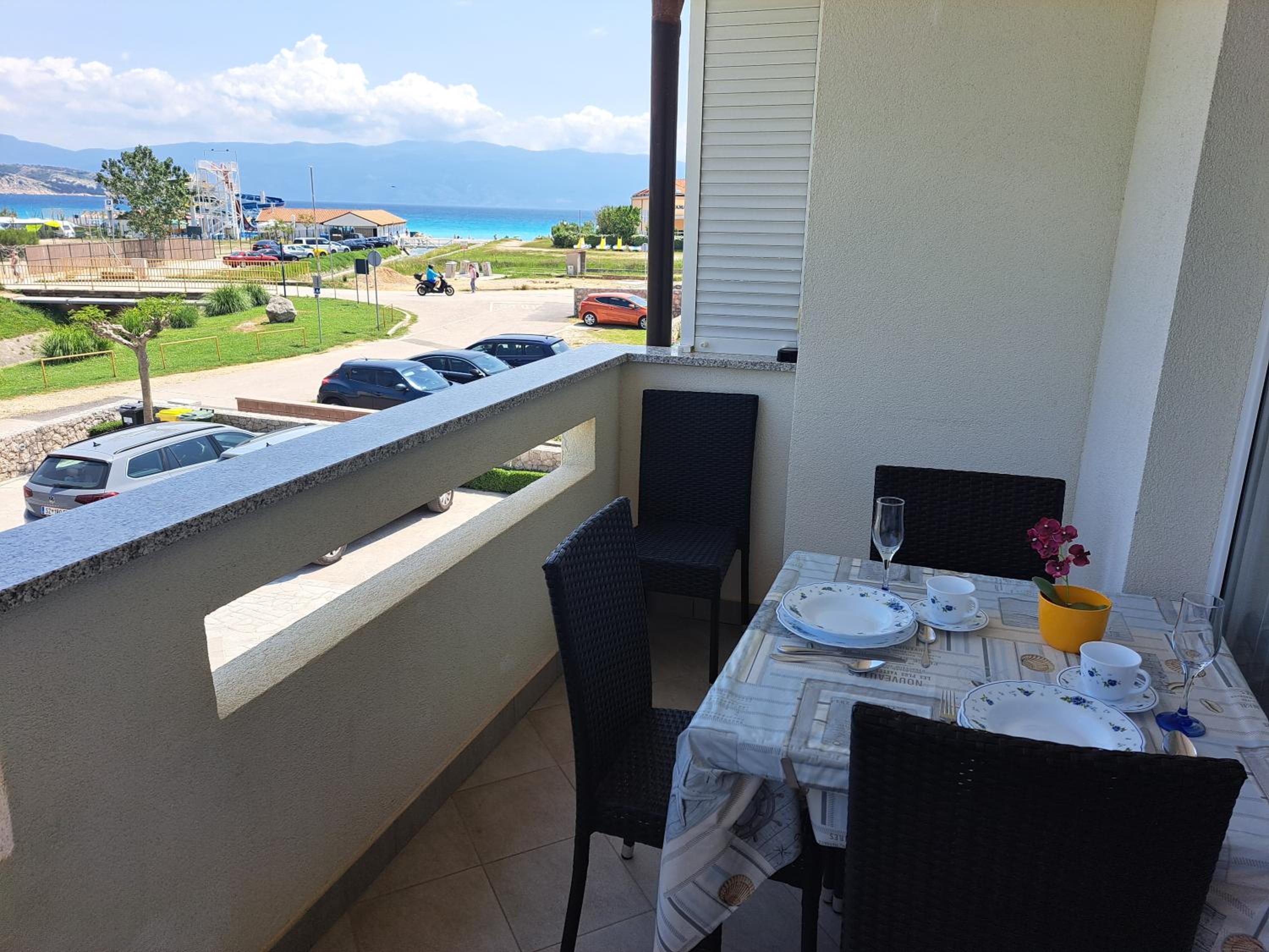 One-Bedroom Apartment with Balcony and Sea View - Photo 14