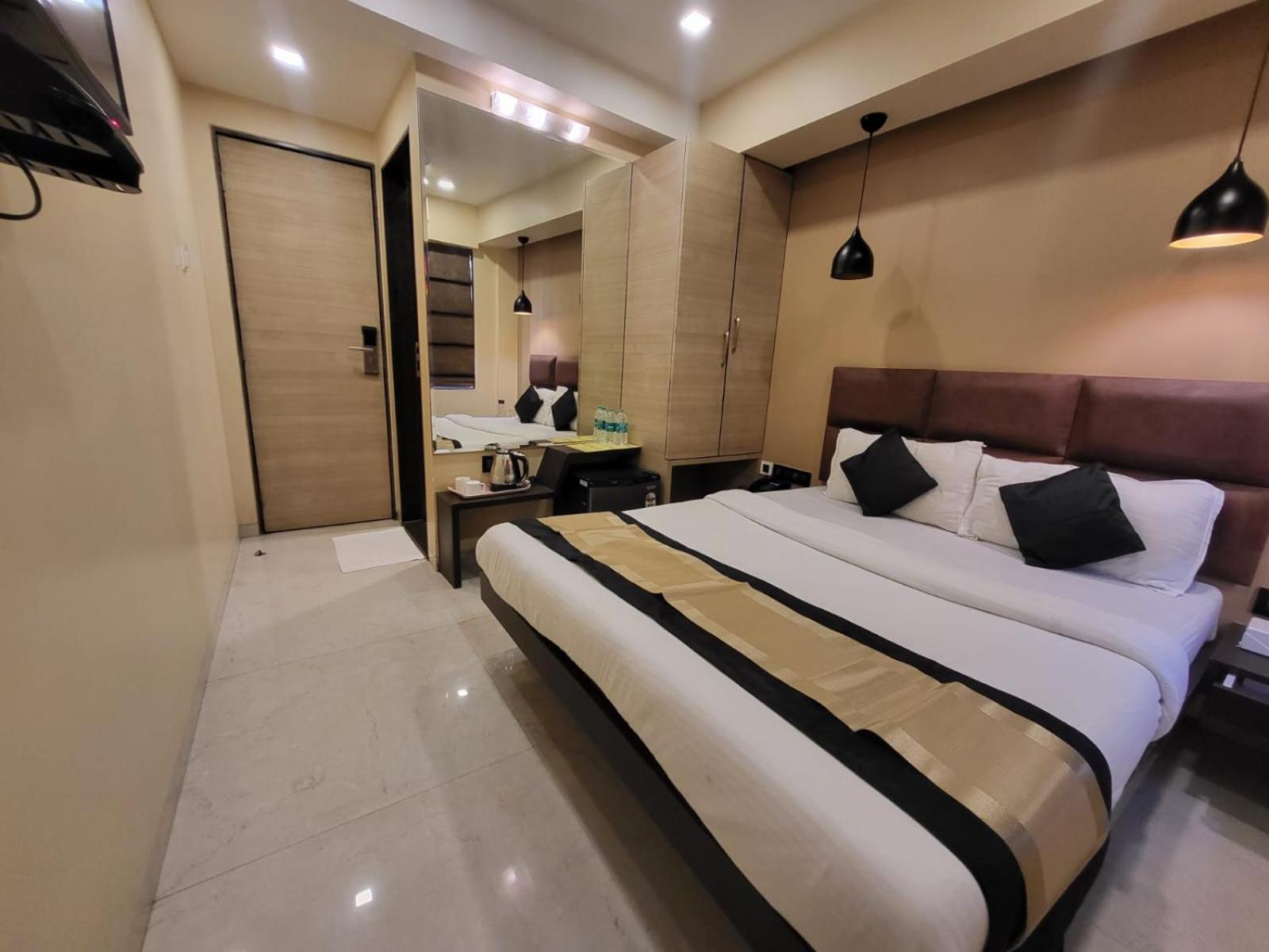 Deluxe Double Room - Photo 12