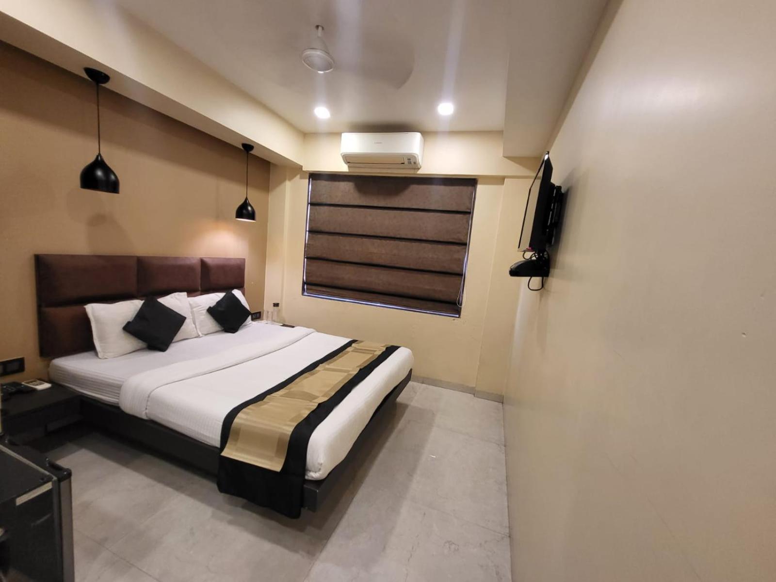 Deluxe Double Room - Photo 13