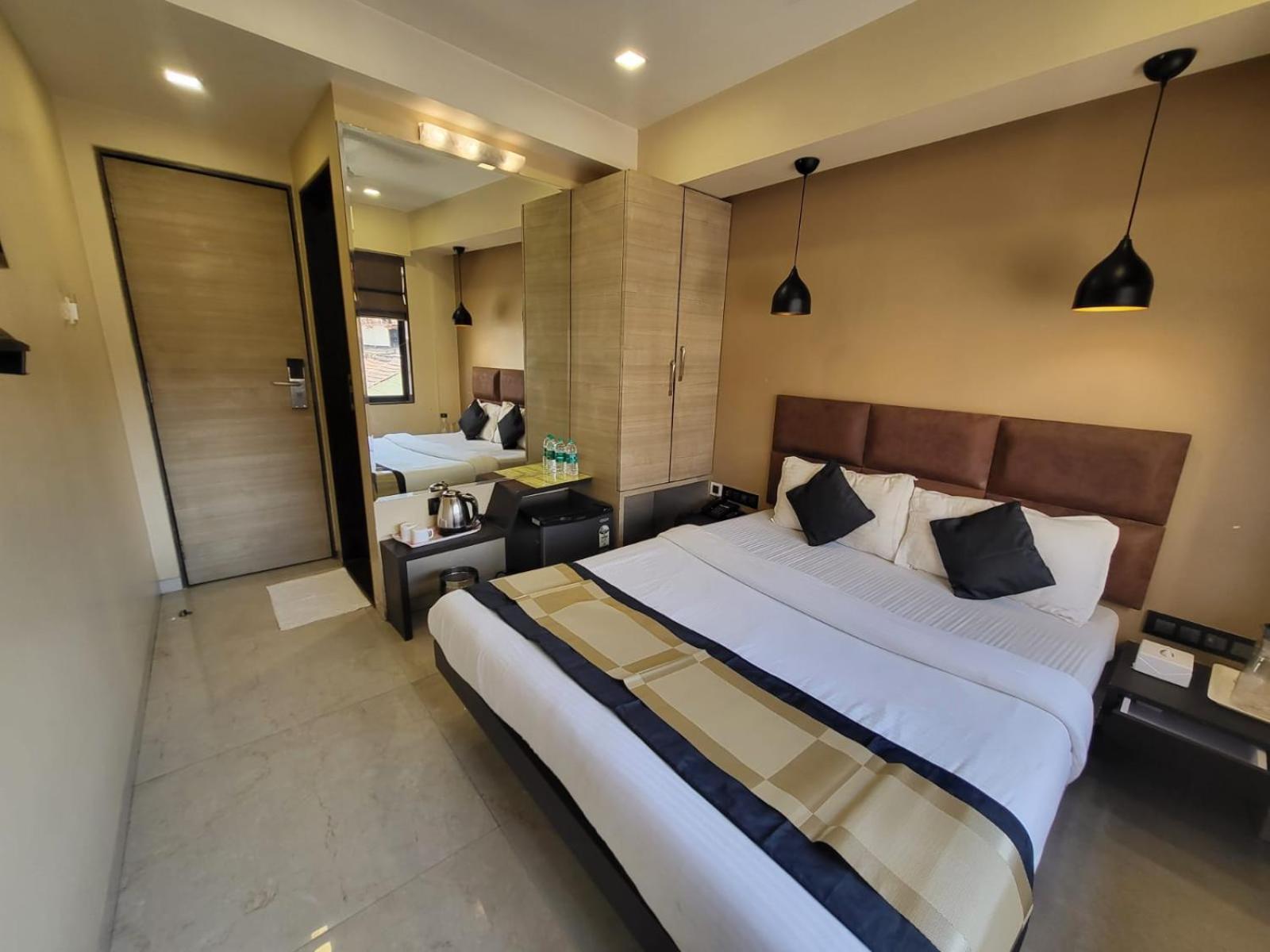 Deluxe Double Room - Photo 14