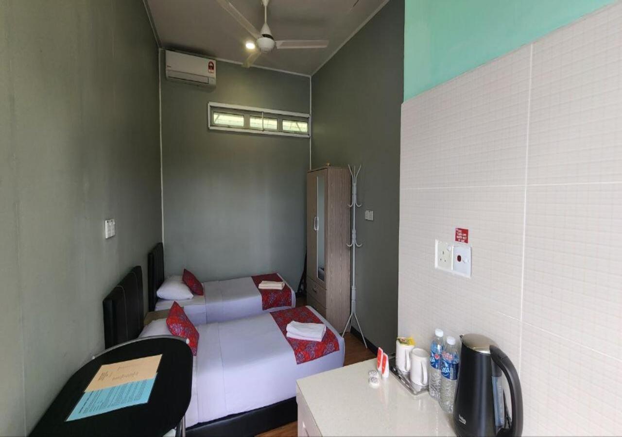 Twin Room with Private Bathroom - Photo 9