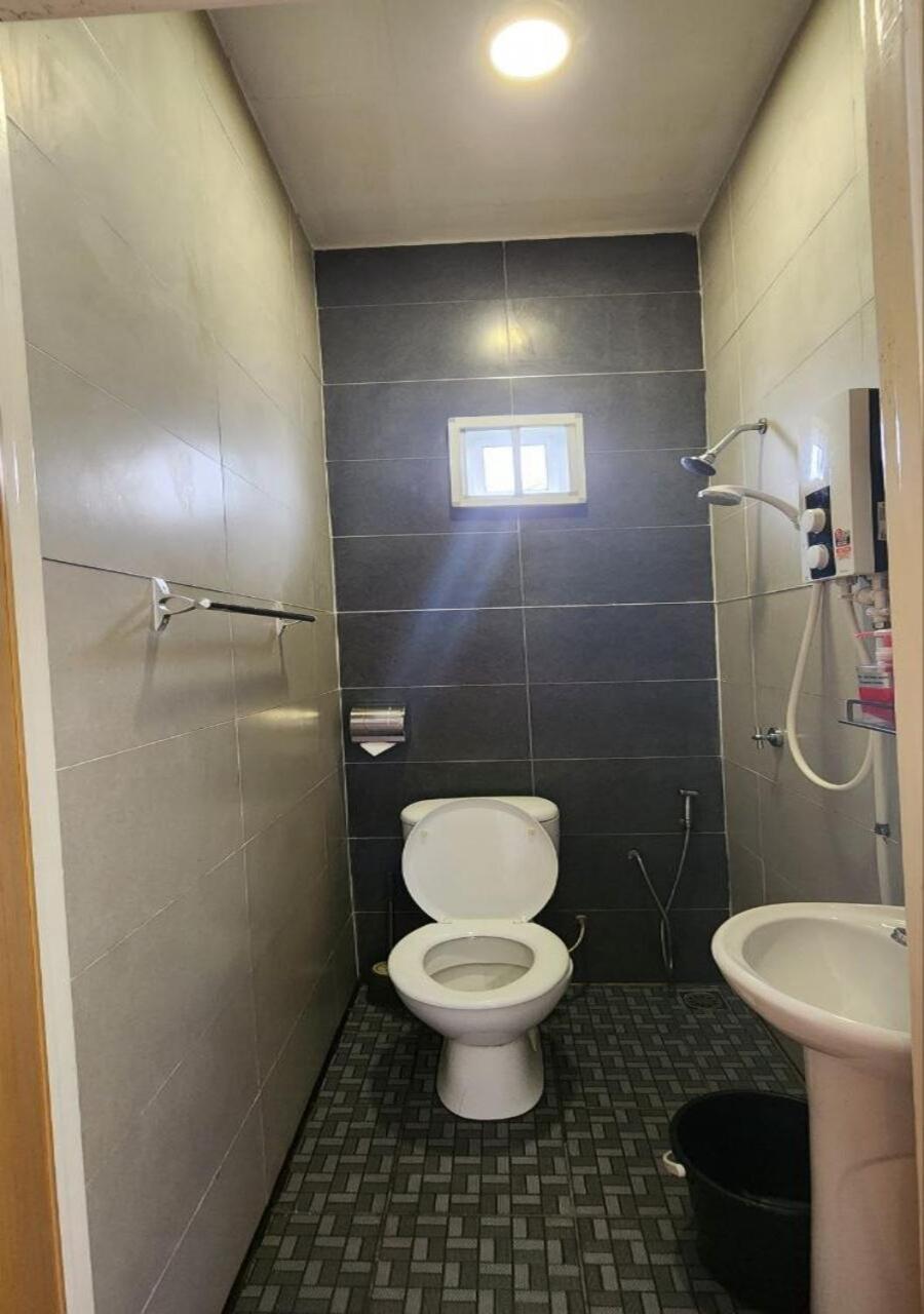 Twin Room with Private Bathroom - Photo 7