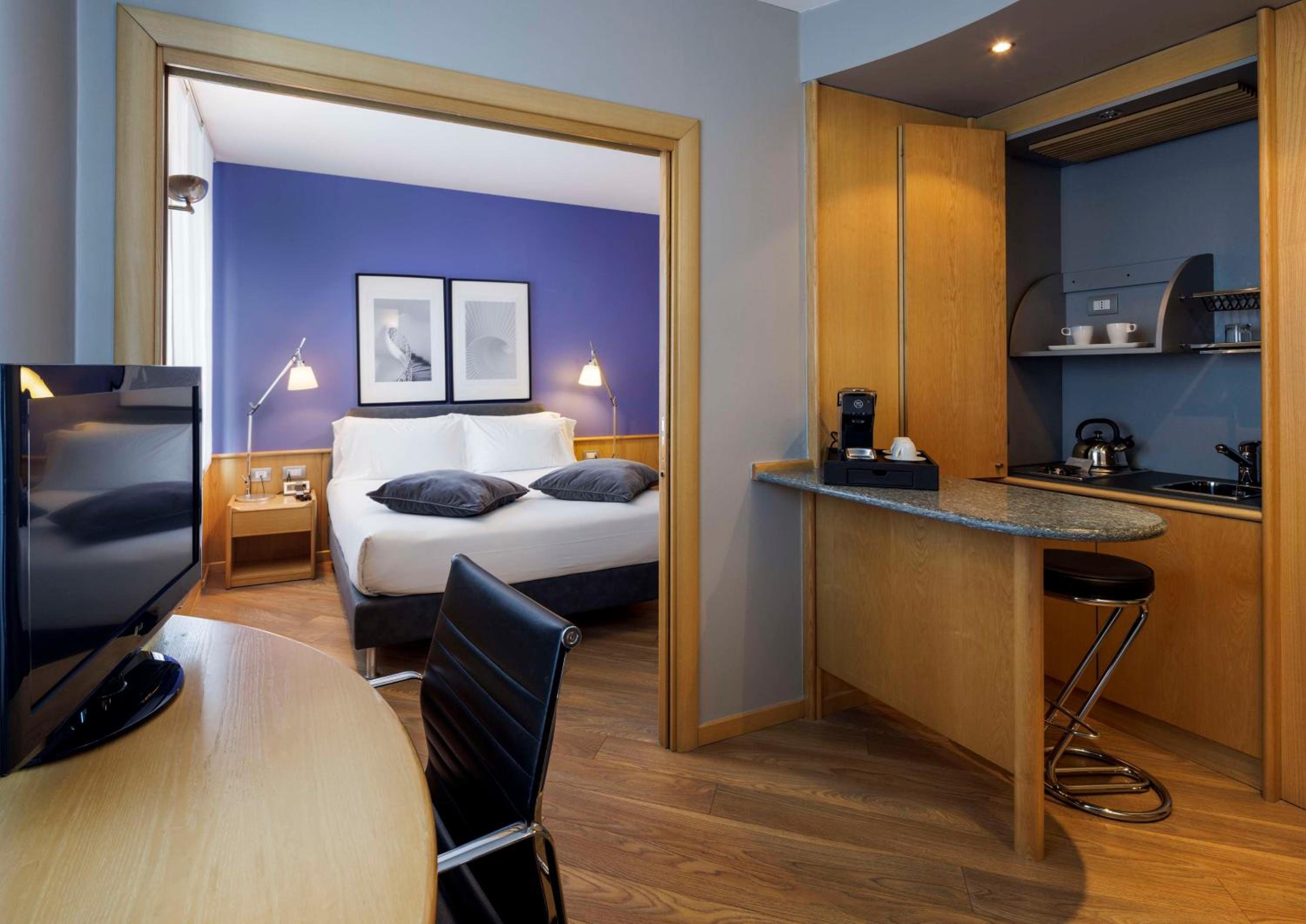 Junior Queen Suite with One Single Bed - Photo 1