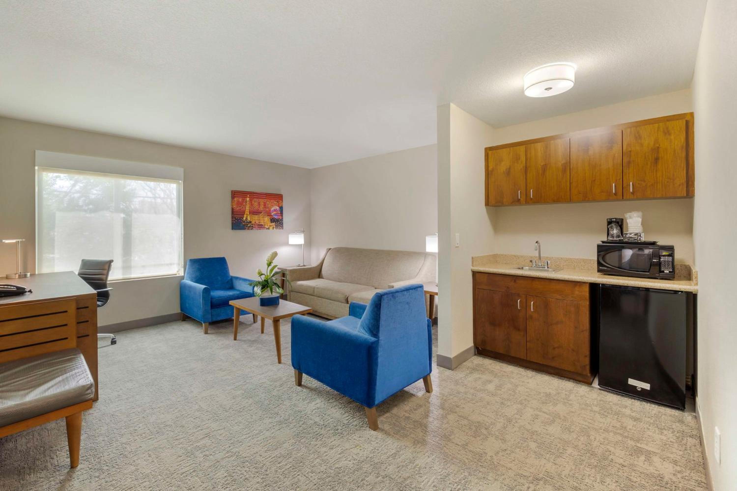 King Suite with Sofa Bed - Non-Smoking - Photo 4