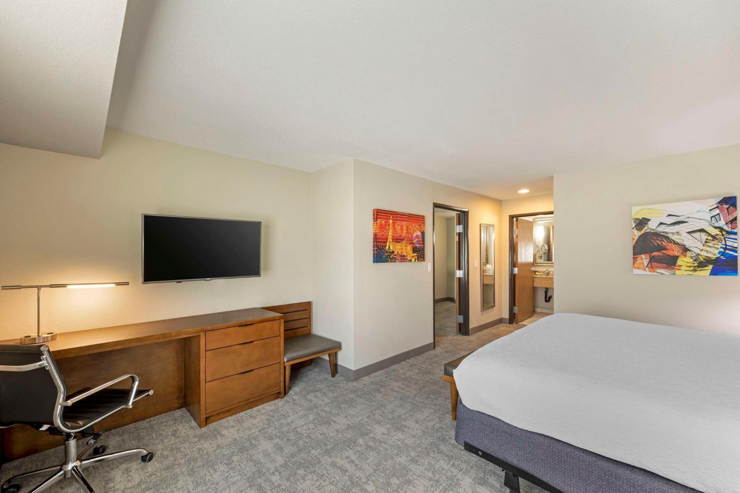 King Suite with Sofa Bed - Non-Smoking - Photo 2
