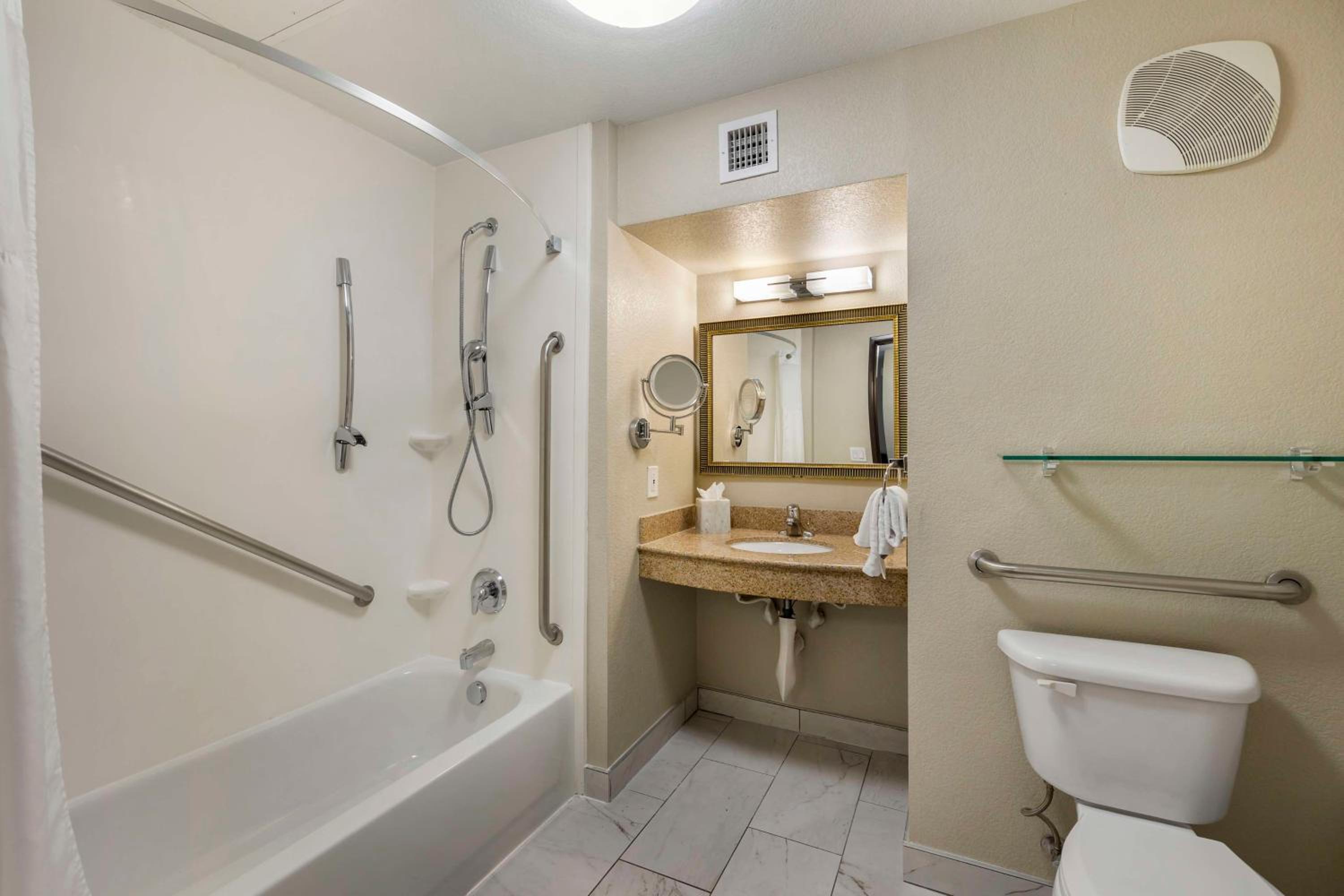 King Room with Roll-in Shower - Disability Access/Non-Smoking - Photo 6
