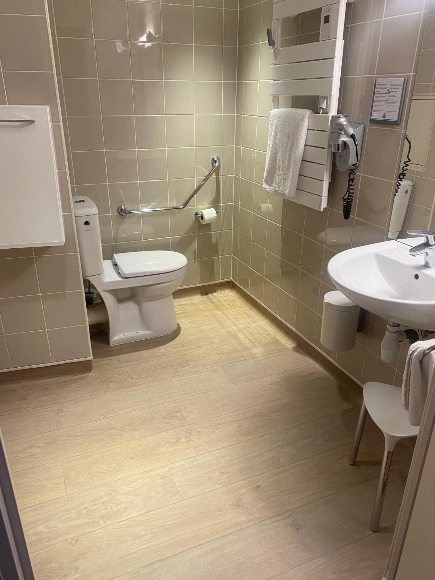Queen Room - Disability Access photo 3