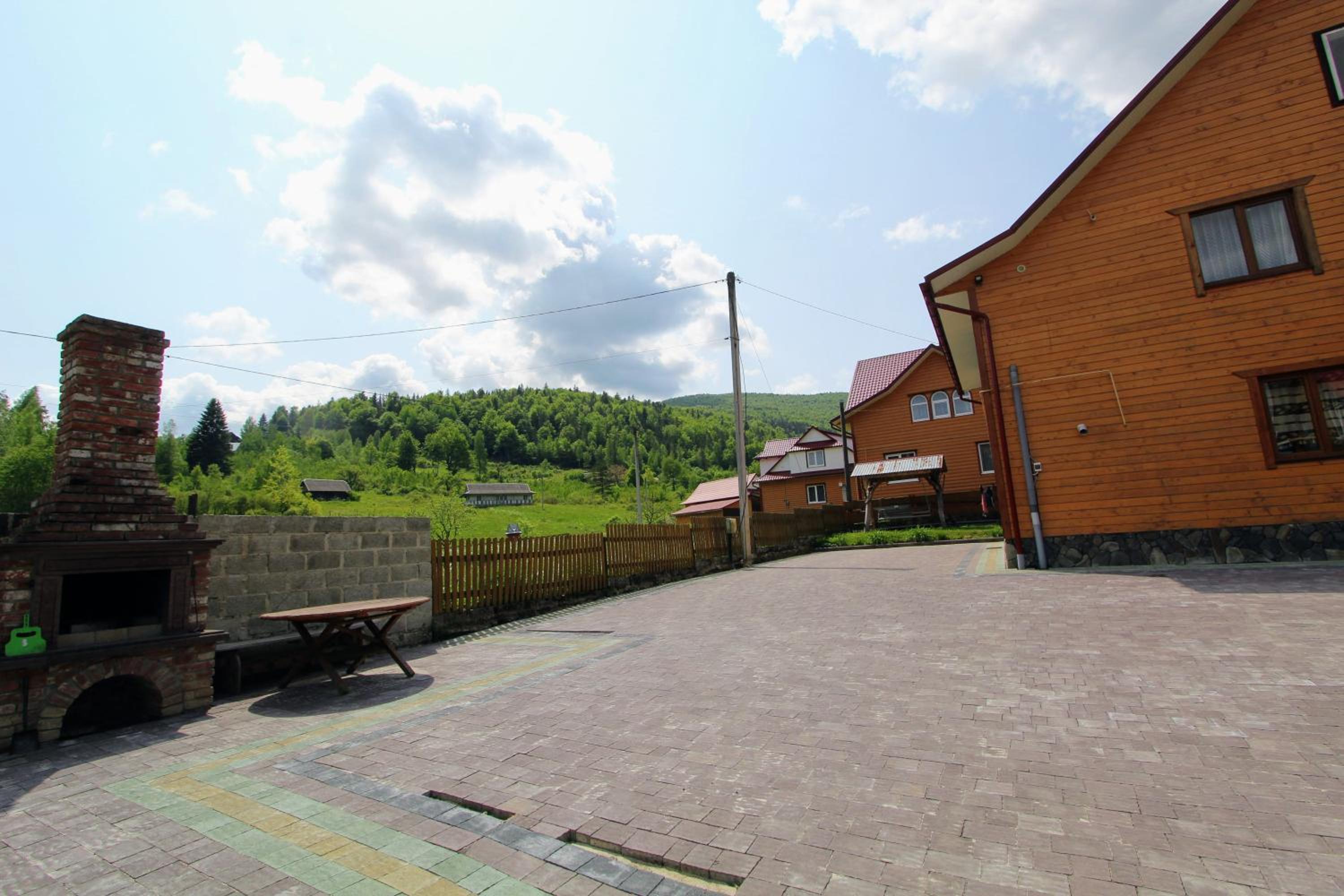 Three-Bedroom Apartment With Mountain View photo 3