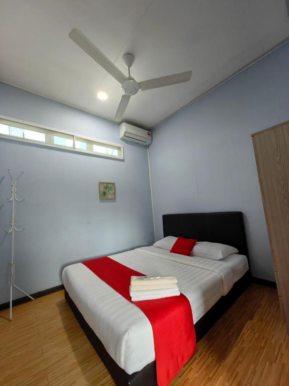 Double Room with Private Bathroom - Photo 12