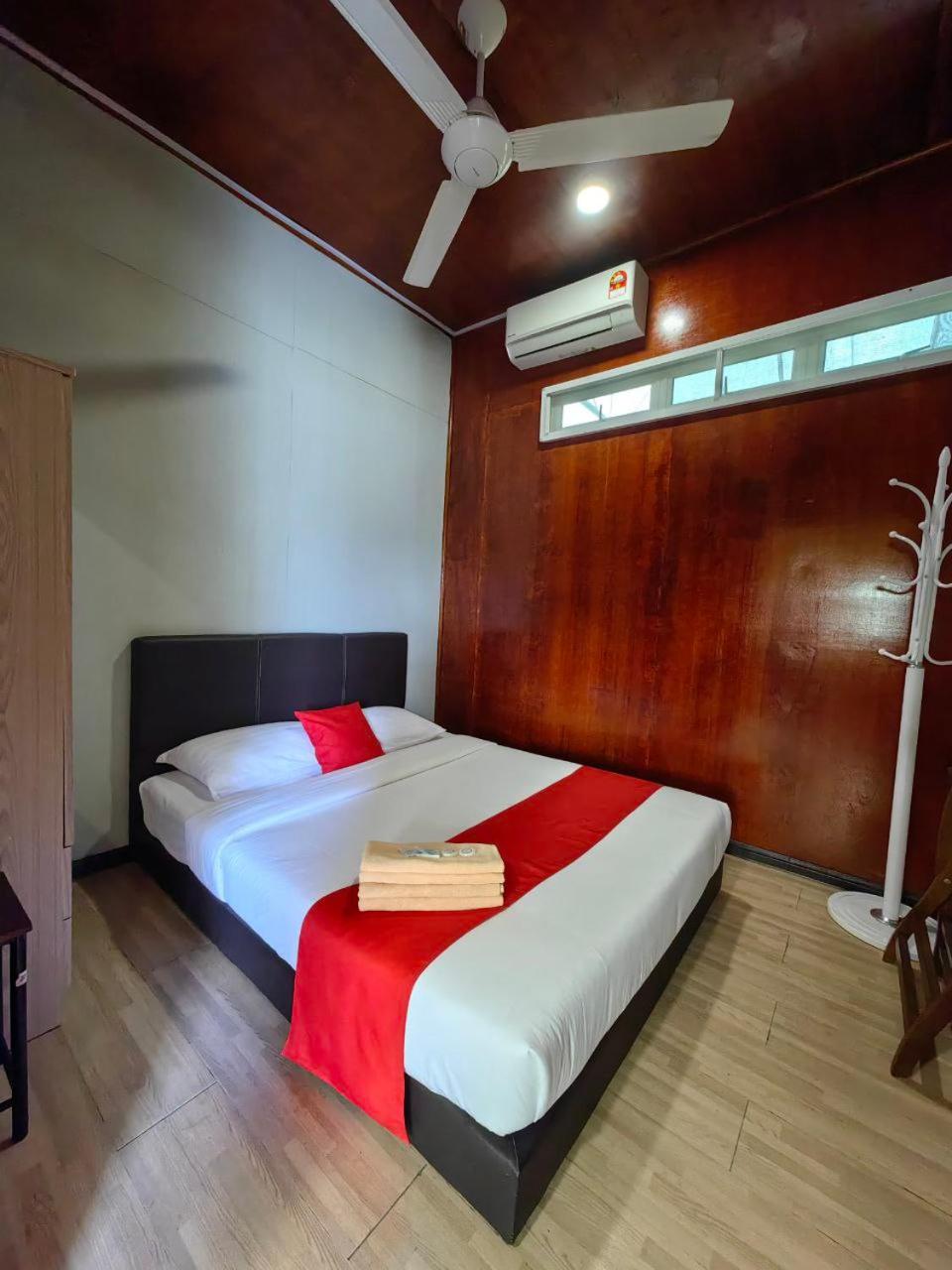 Double Room with Private Bathroom - Photo 15