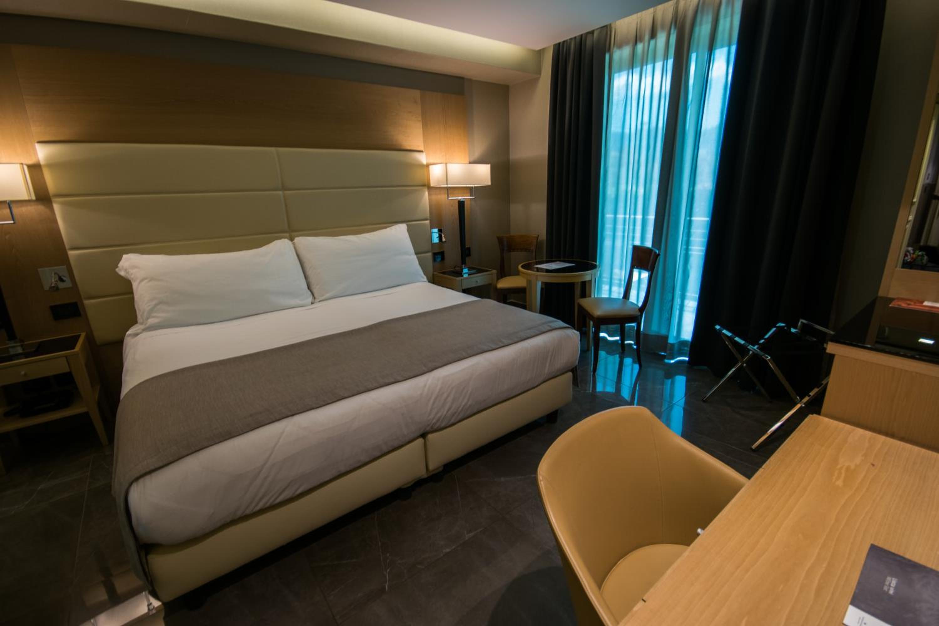 Executive Suite - Photo 10