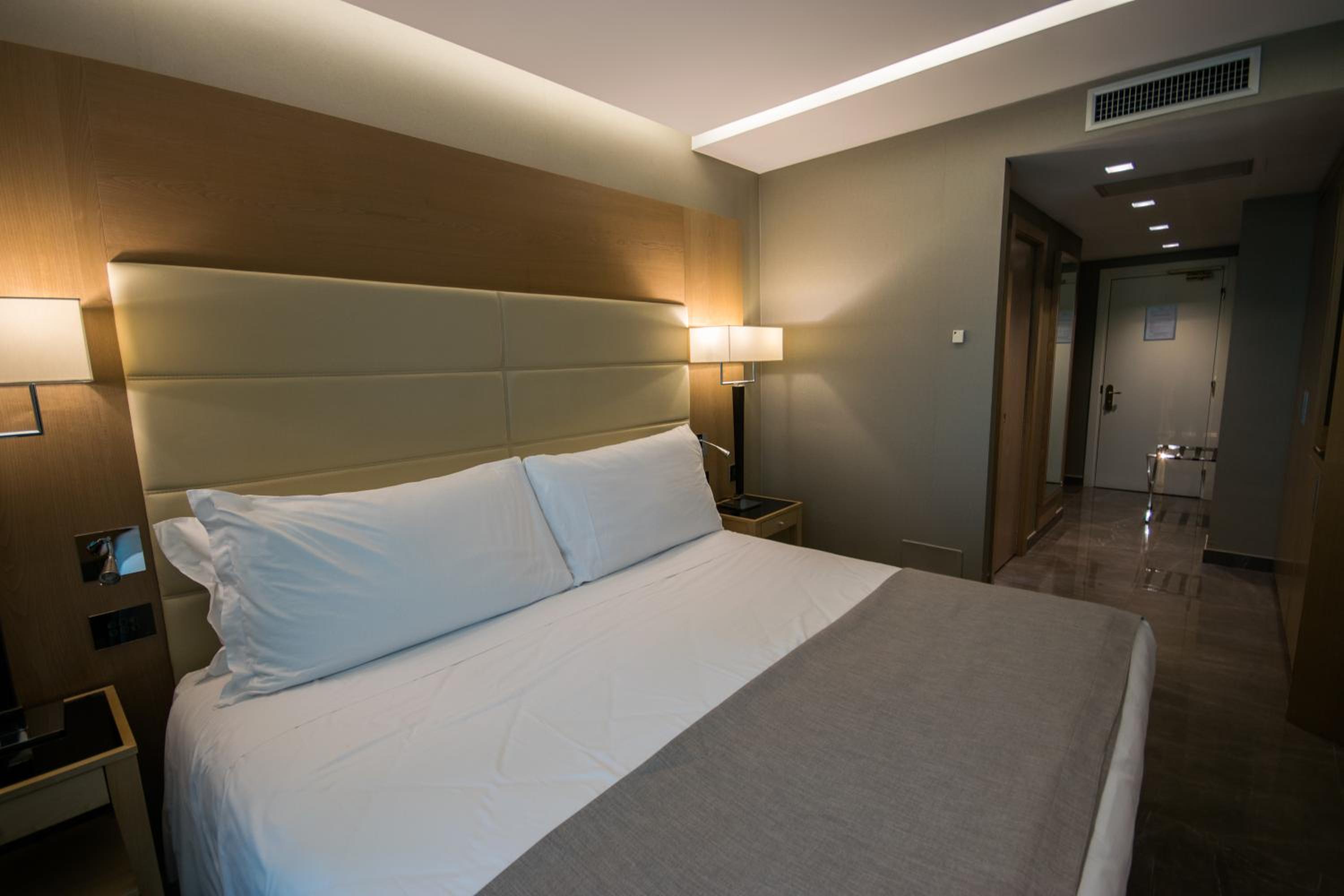 Executive Suite - Photo 9