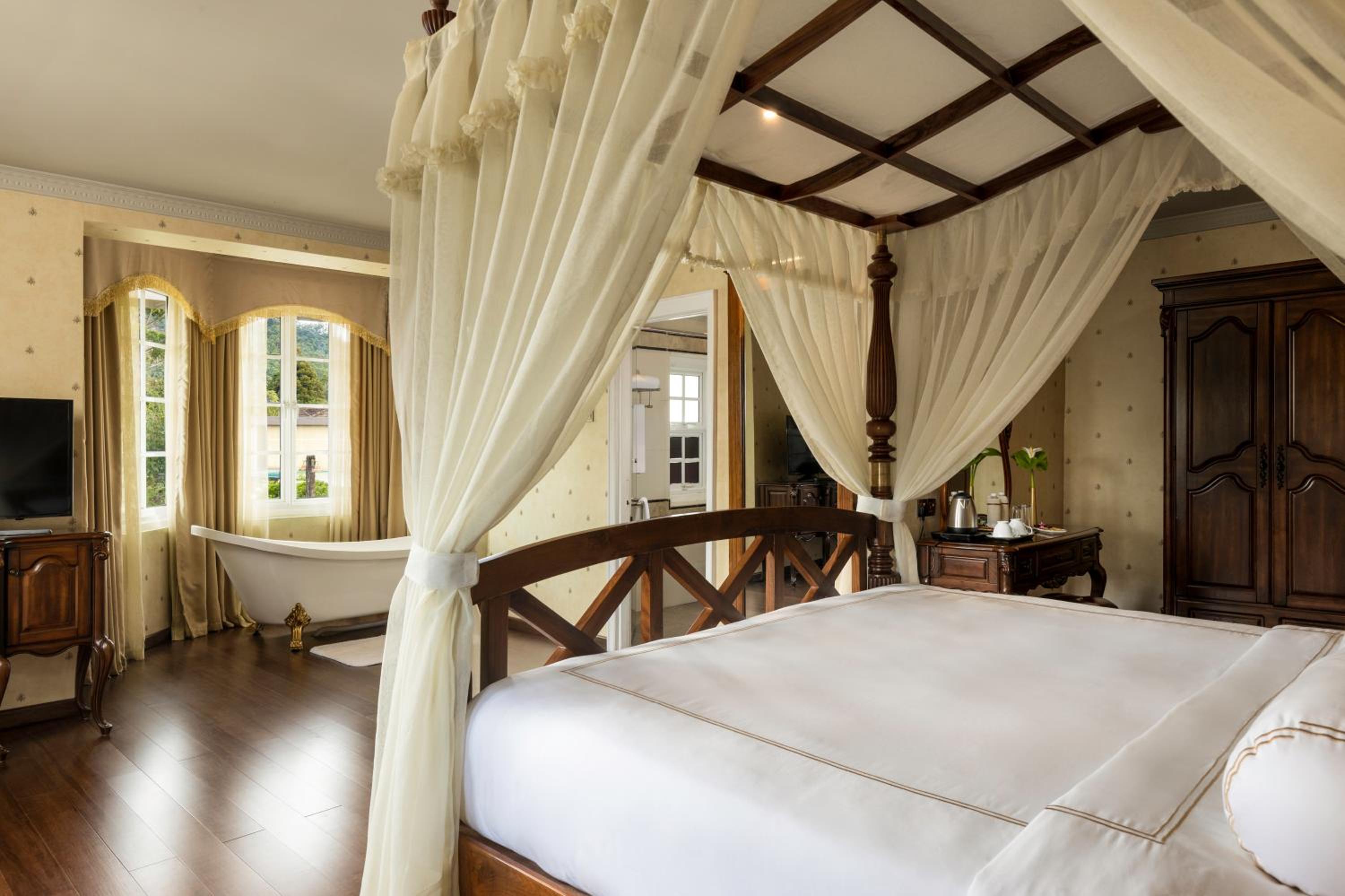 Royal Deluxe Room with Early check-in/late check-out subject to availability + 10% discount on Spa treatments + 10% discount on excursions - Photo 5