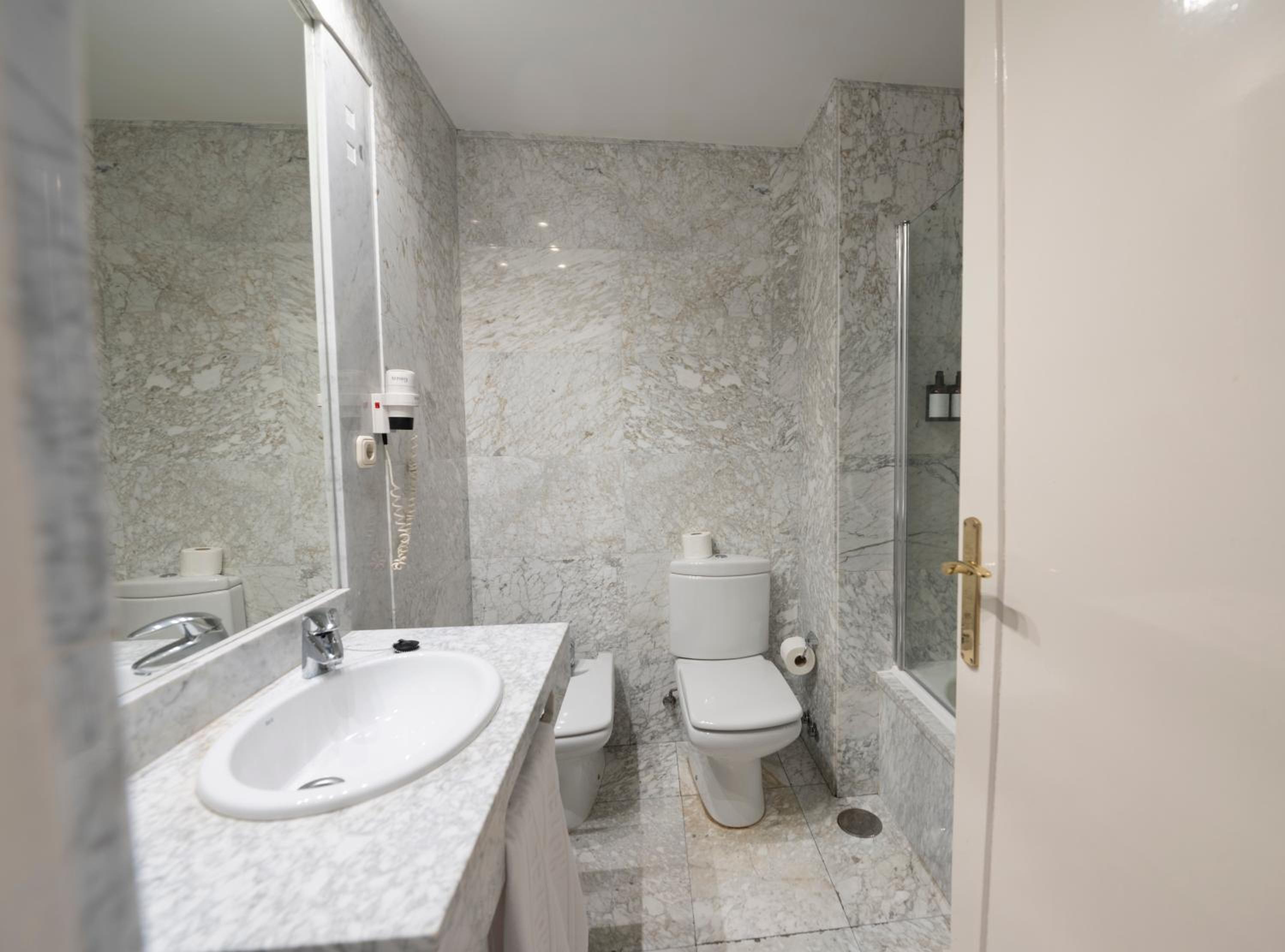 Double Room - Photo 8