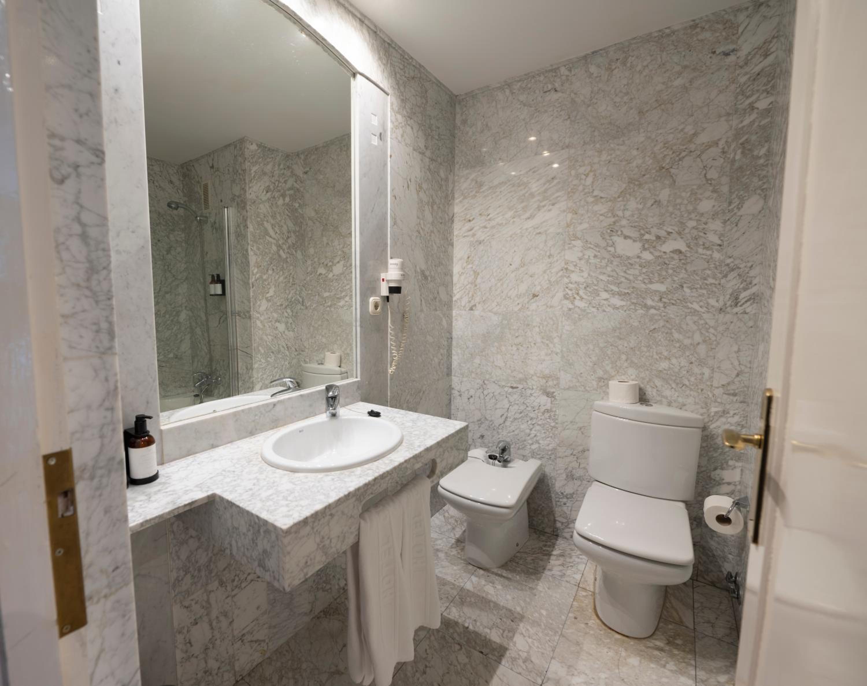 Double Room - Photo 7