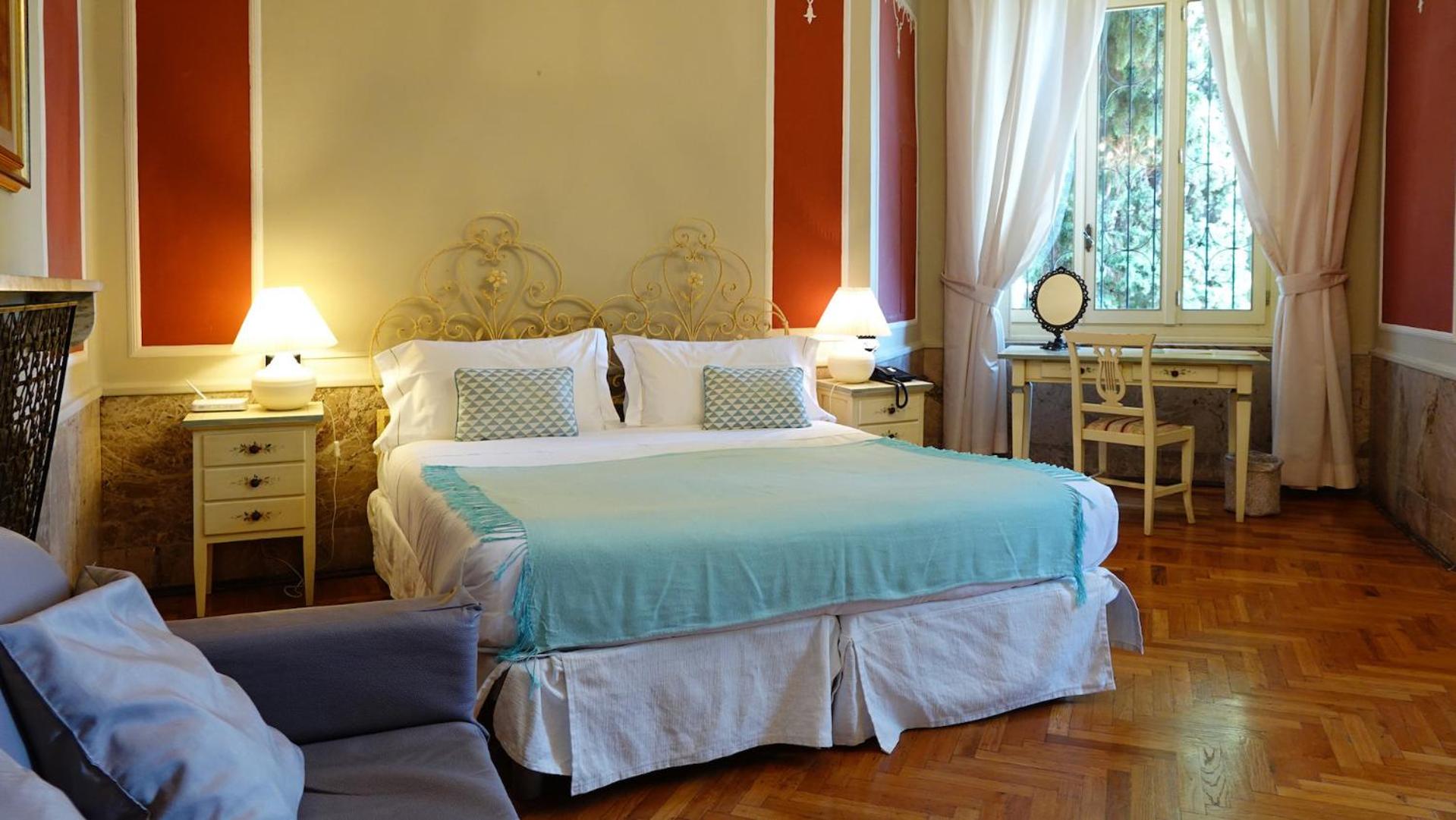 Deluxe Double Room with Lake View - Photo 1