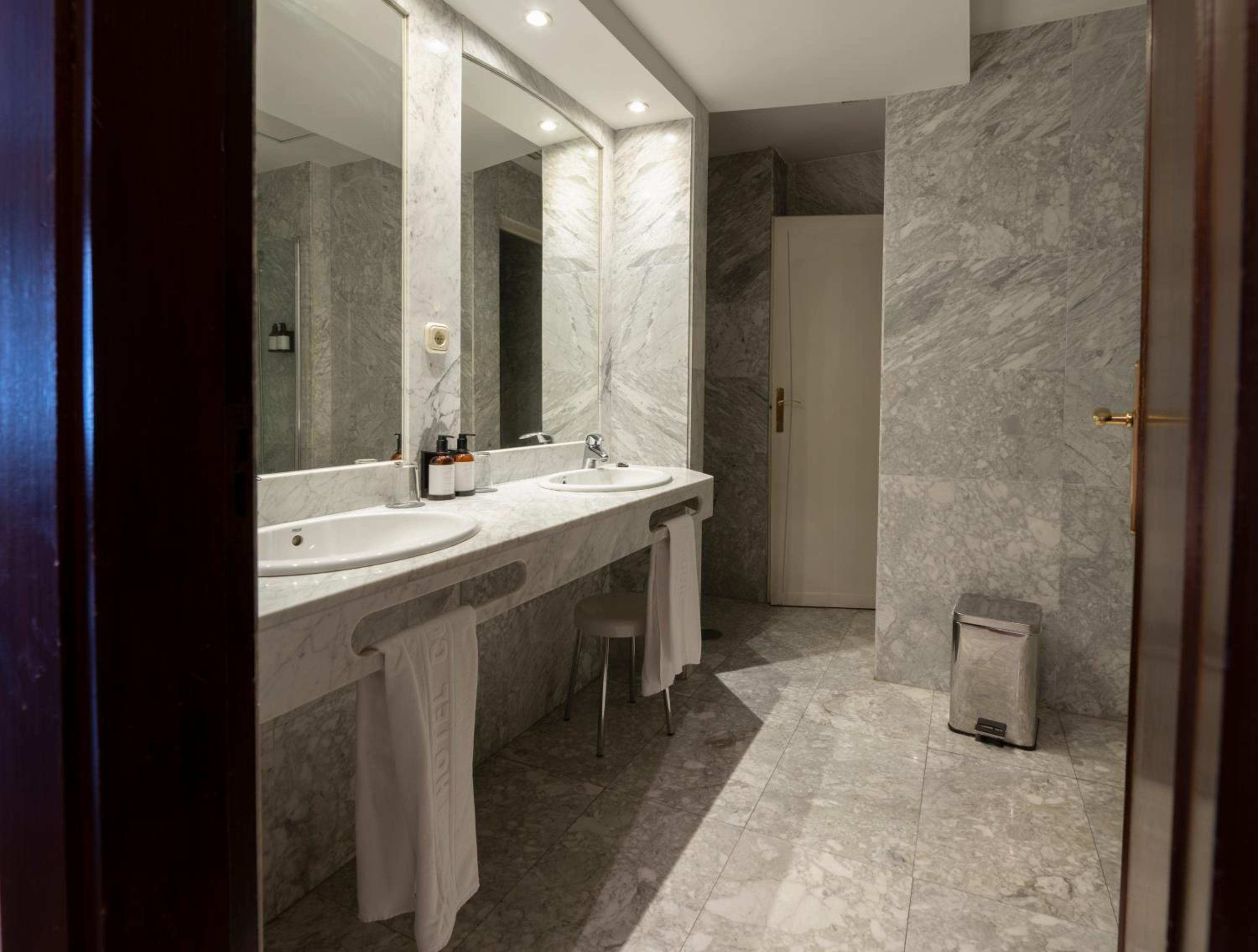 Suite - Photo 3
