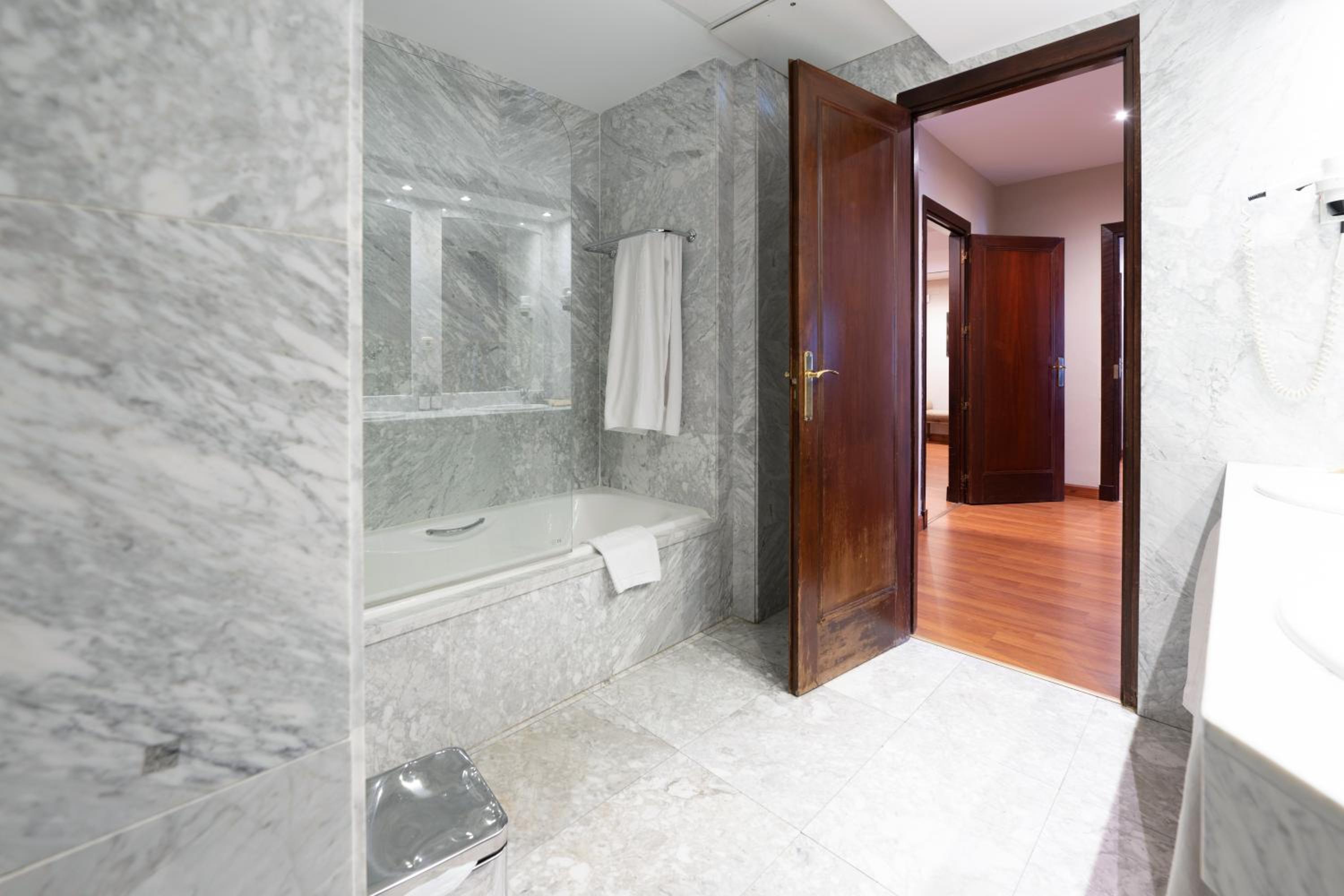 Suite - Photo 10
