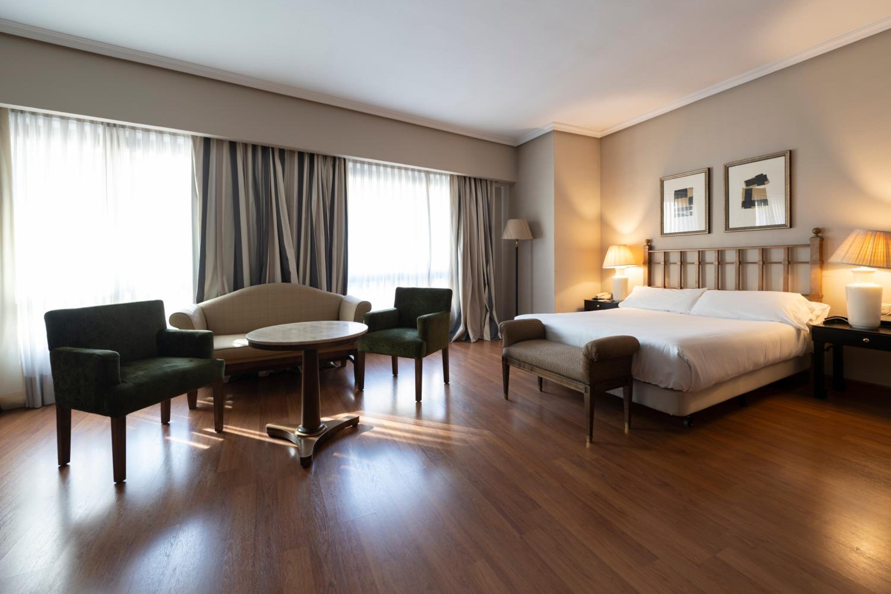 Suite - Photo 9