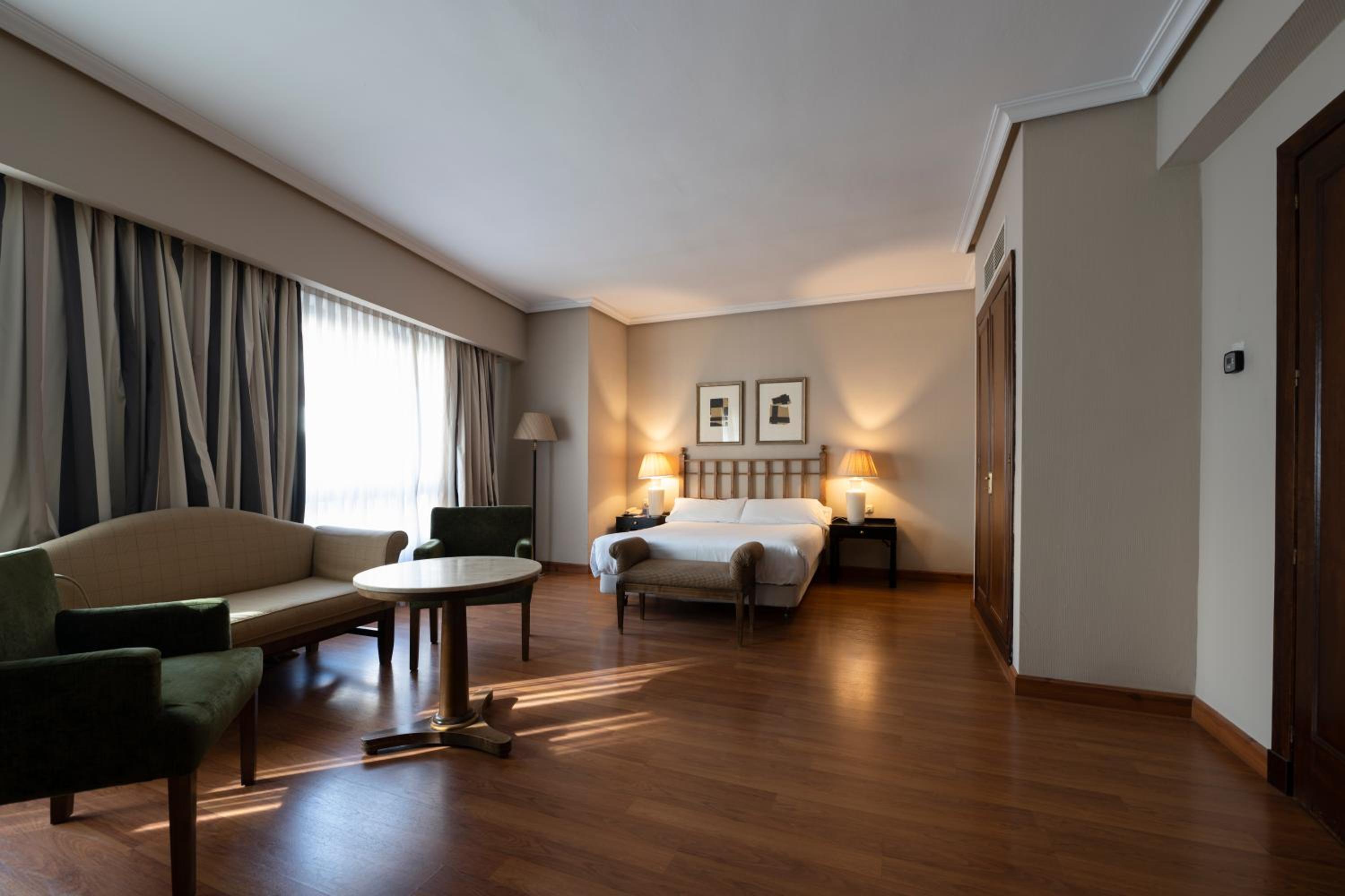 Suite - Photo 7