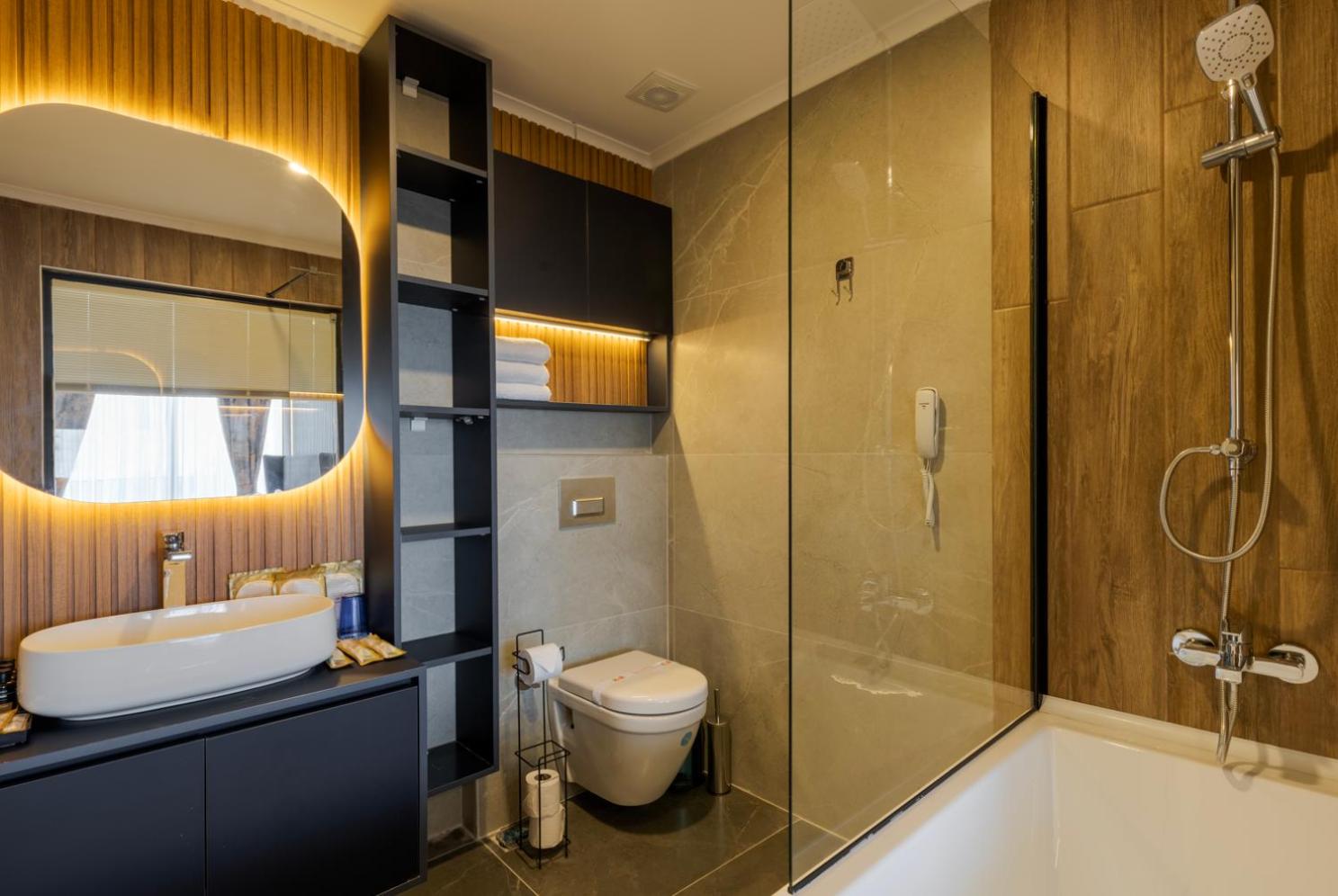 Deluxe Queen Suite