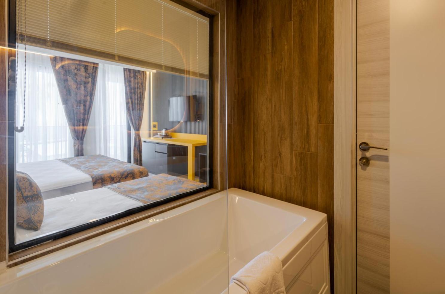 Deluxe Queen Suite