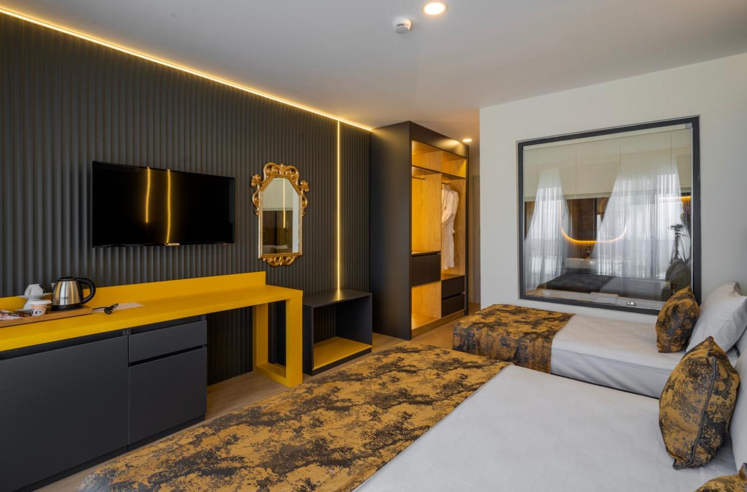 Deluxe Queen Suite