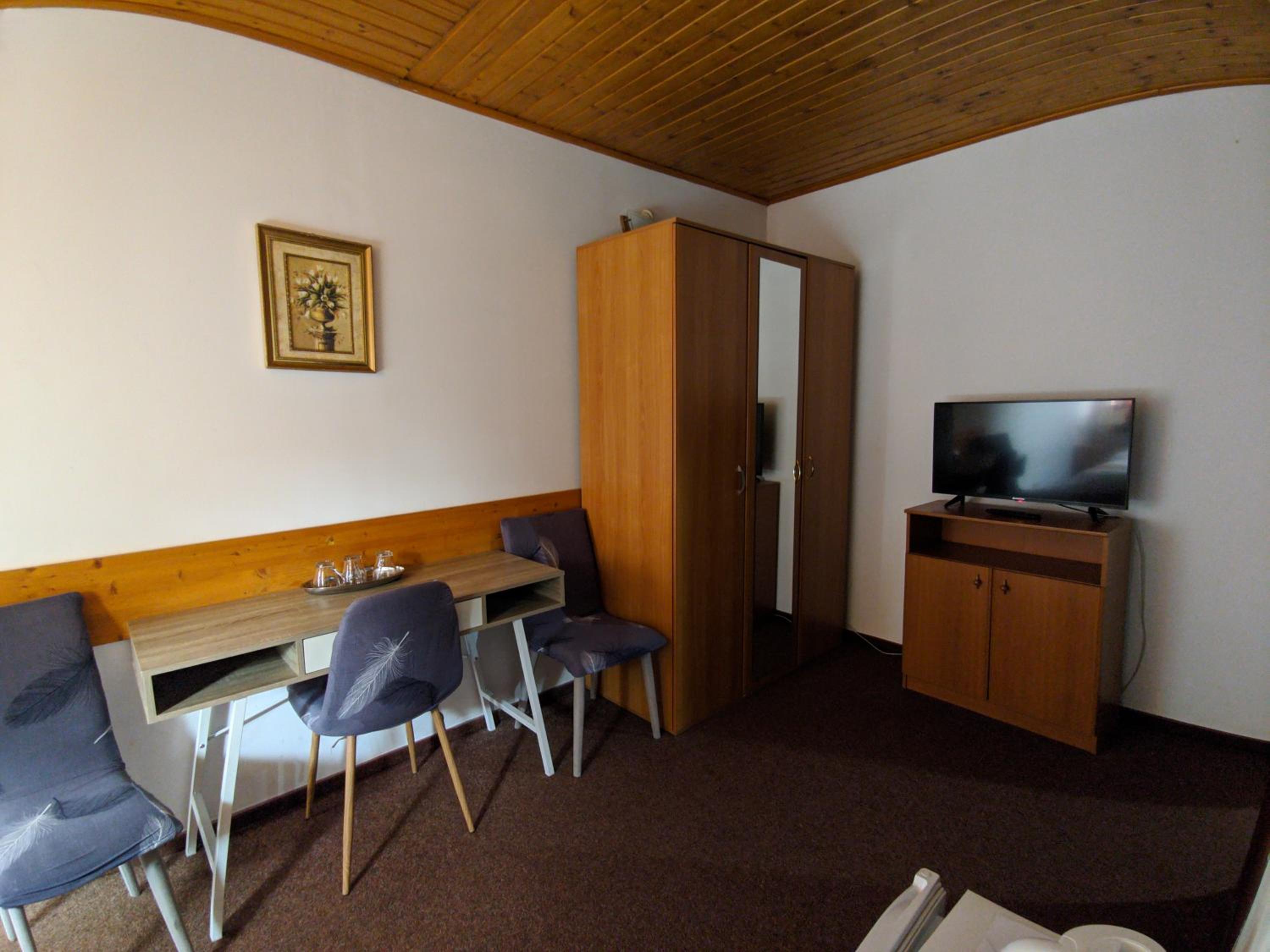 Triple Room - Photo 12
