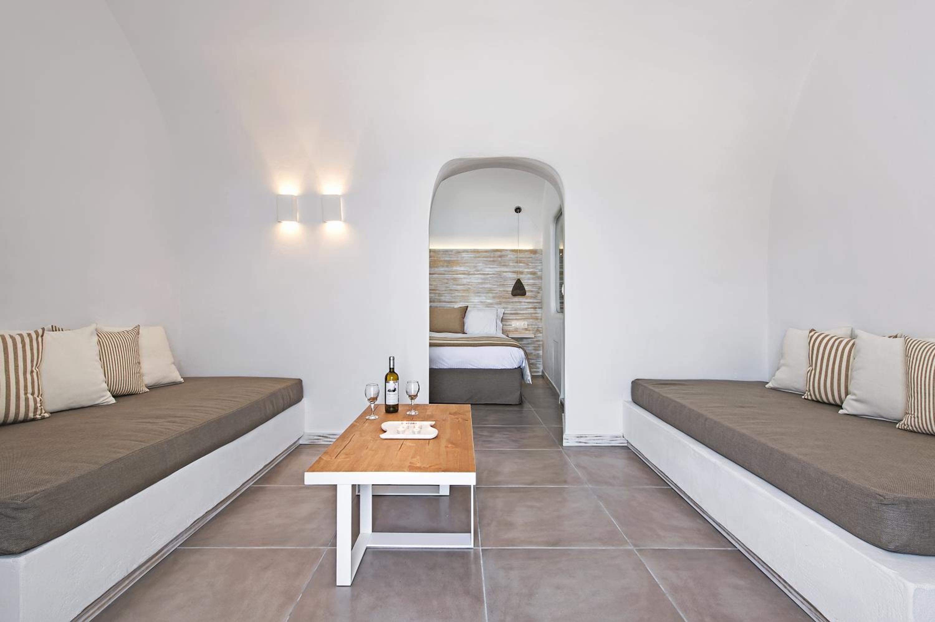 Deluxe Suite with Caldera View - Photo 16