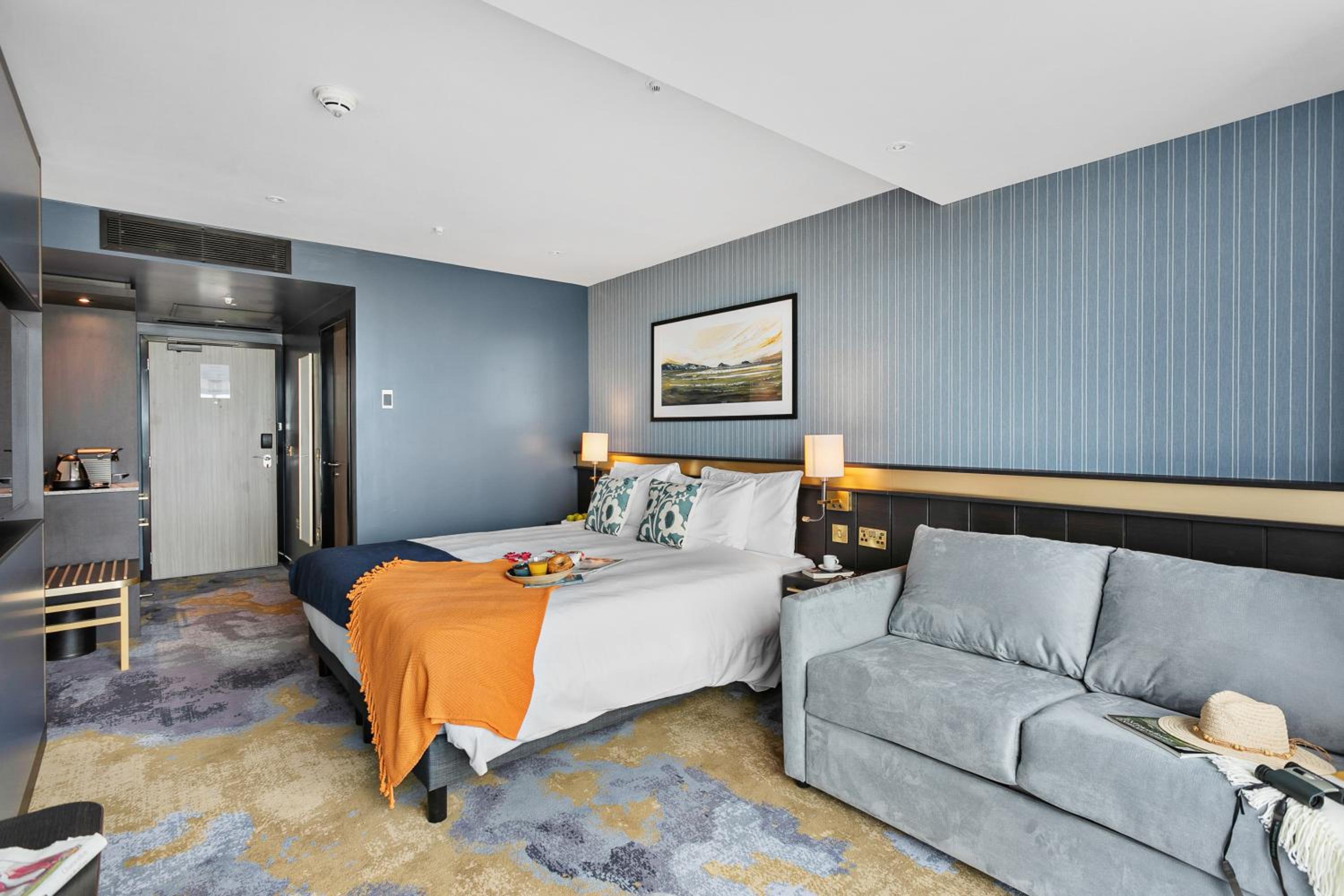 Deluxe Privilege Room with One Double Bed and Sofa Bed - Photo 9