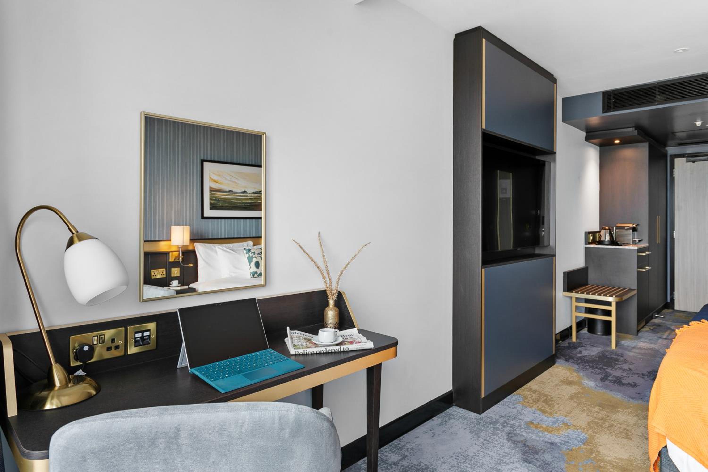 Deluxe Privilege Room with One Double Bed and Sofa Bed - Photo 10