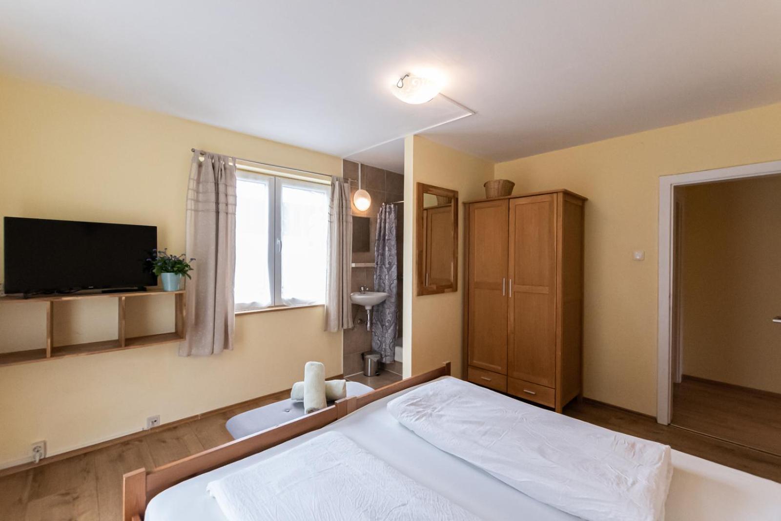 Eight-Bedroom House photo 2