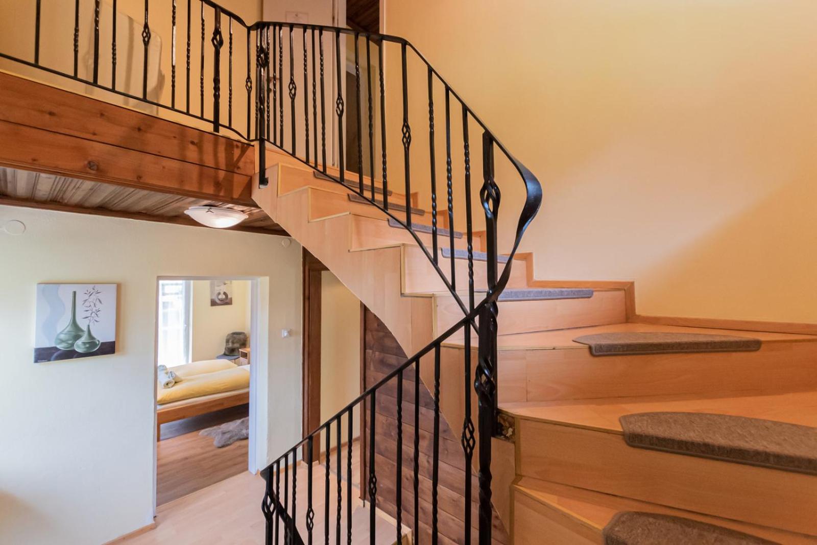 Eight-Bedroom House photo 1