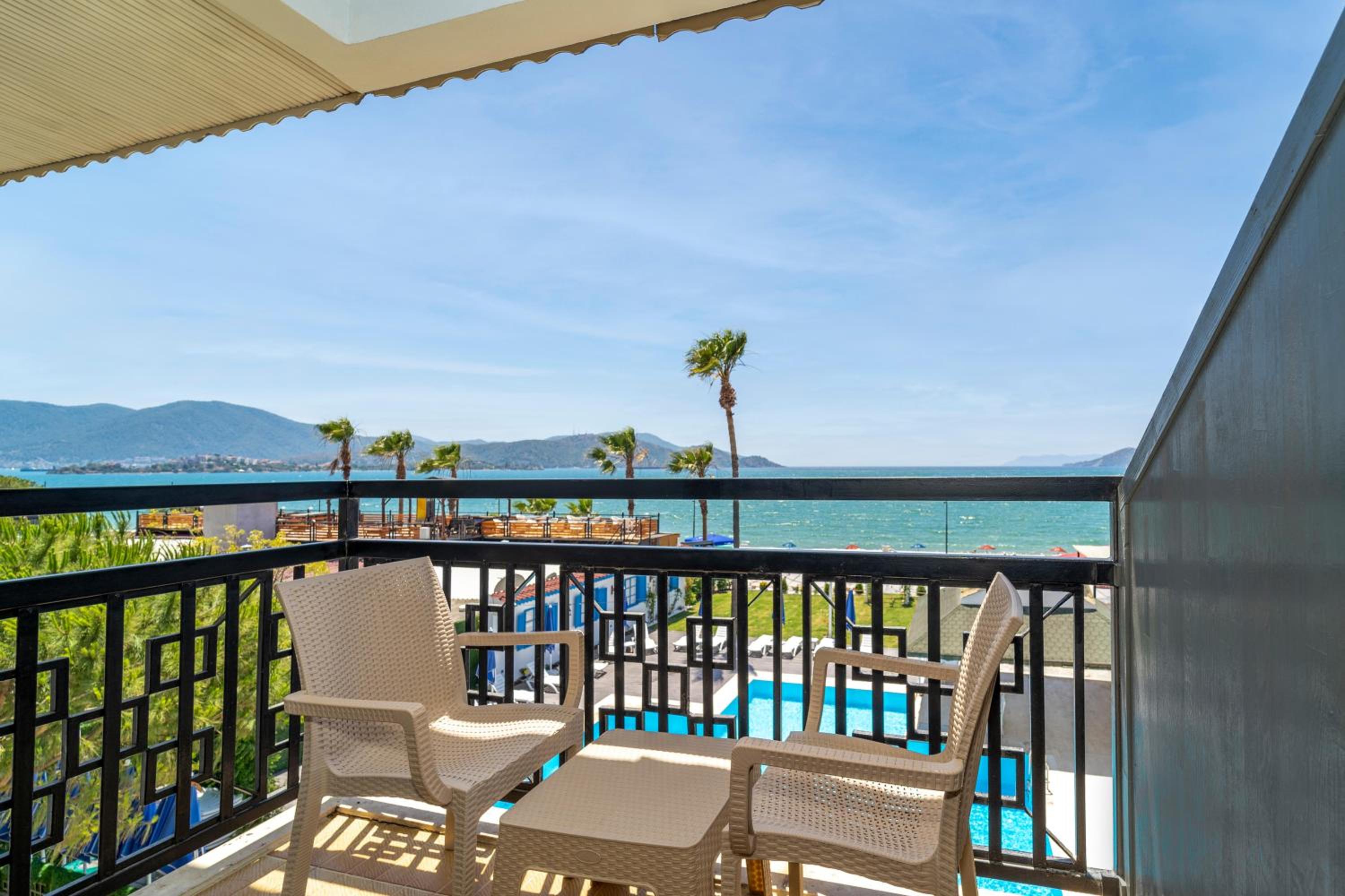 Double Room with Direct Sea View - Photo 3