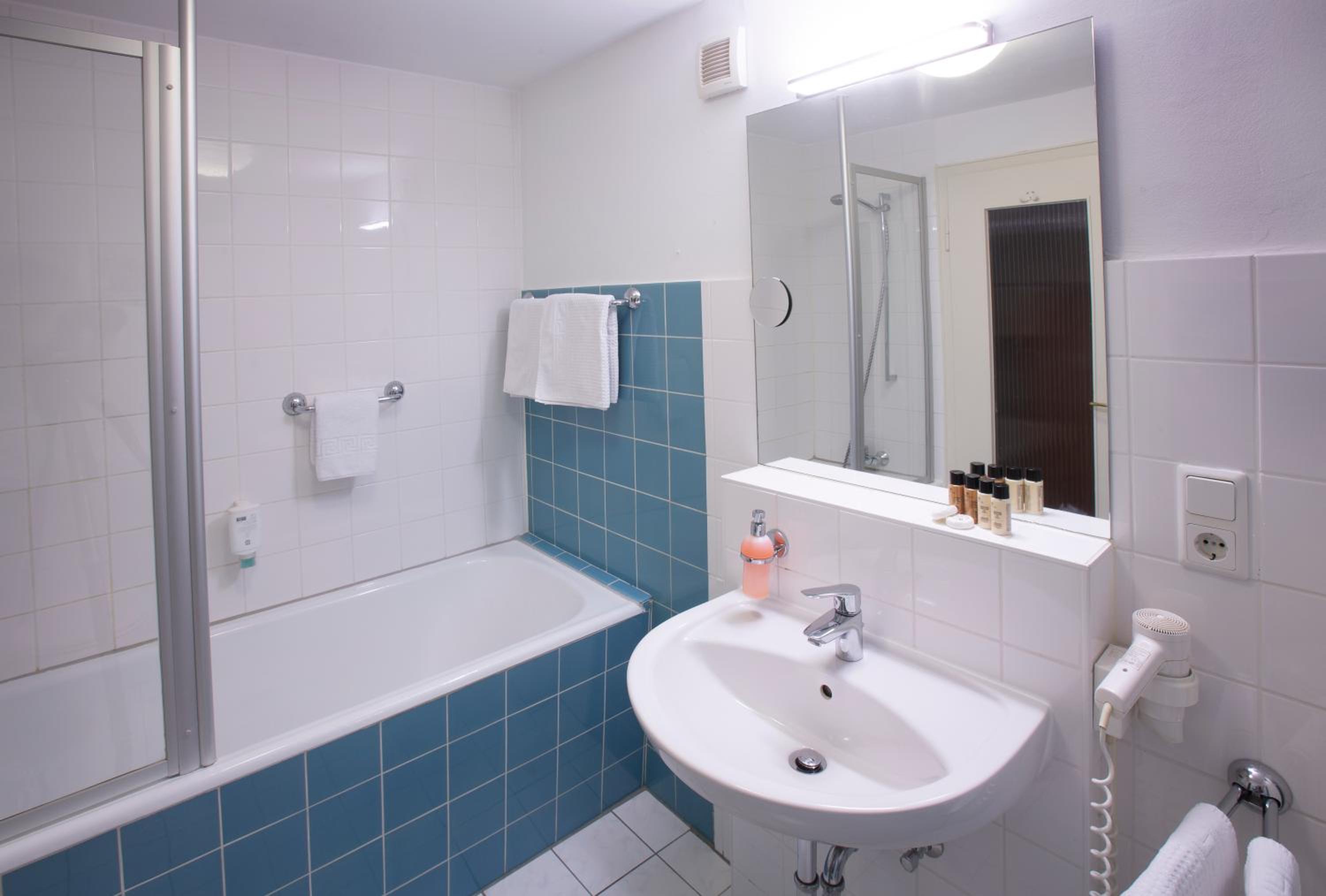 Double Room with Balcony - Photo 5