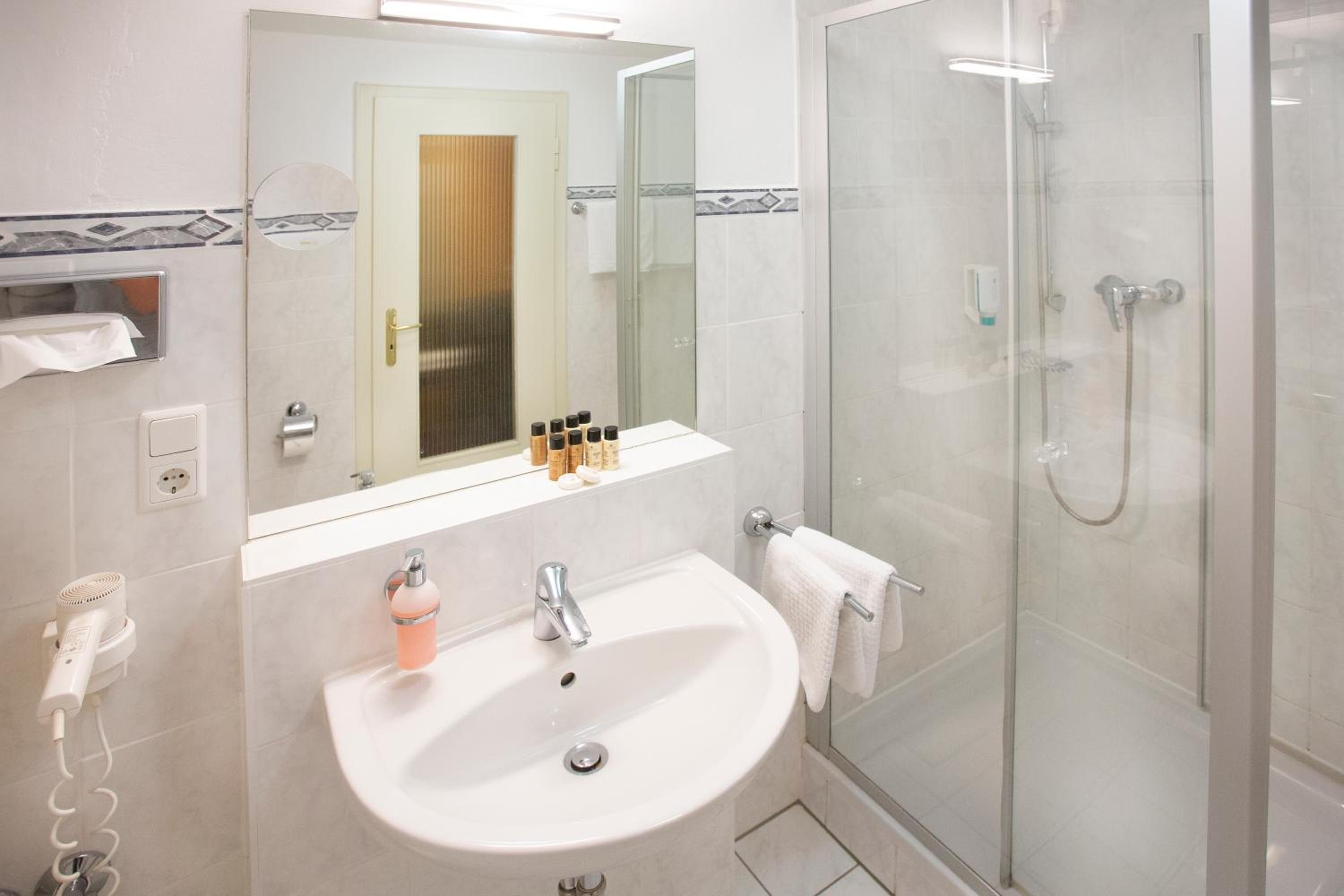 Double Room with Balcony - Photo 2