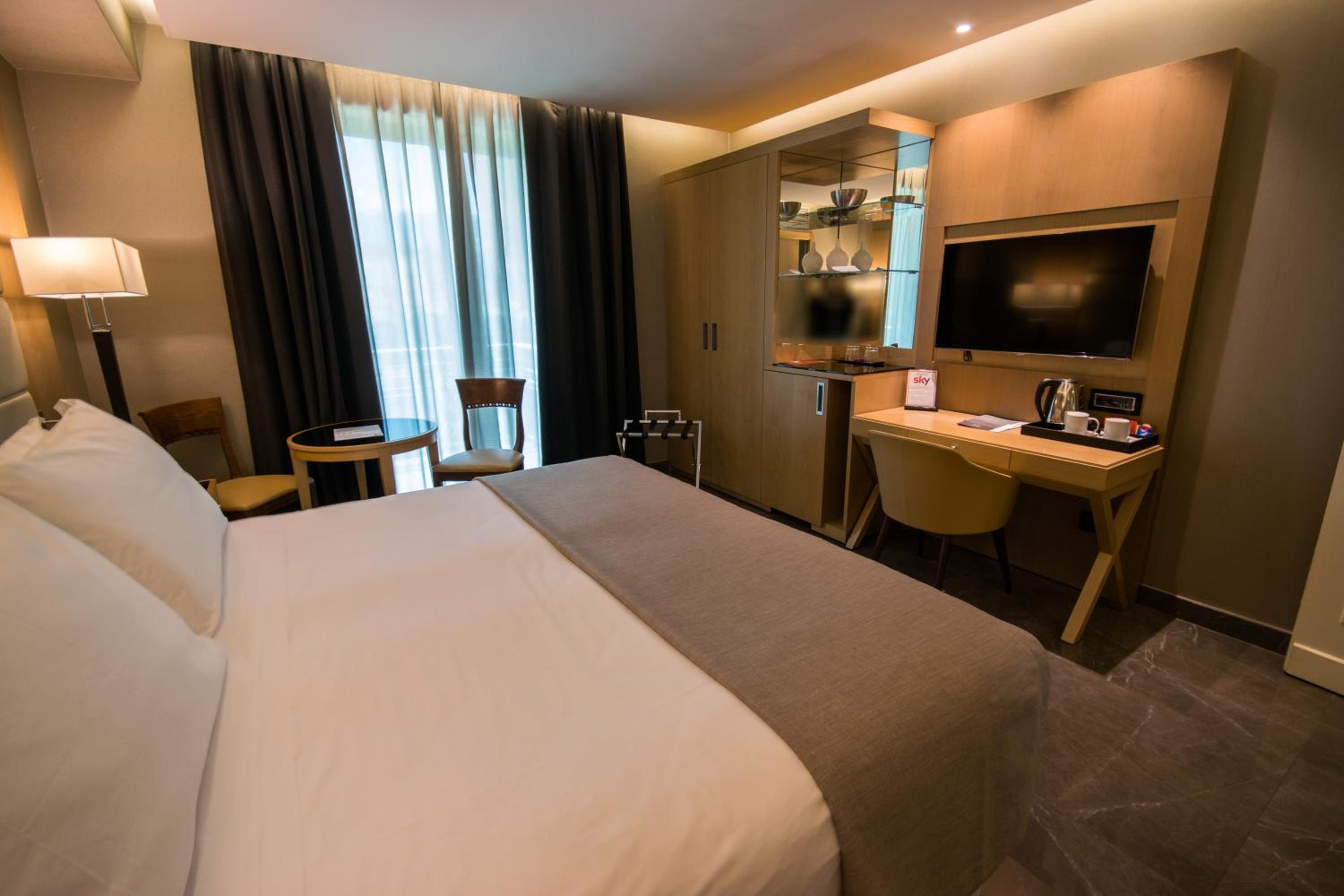 Executive Suite - Photo 8