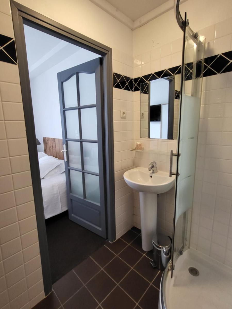 Double Room with Shower photo 2