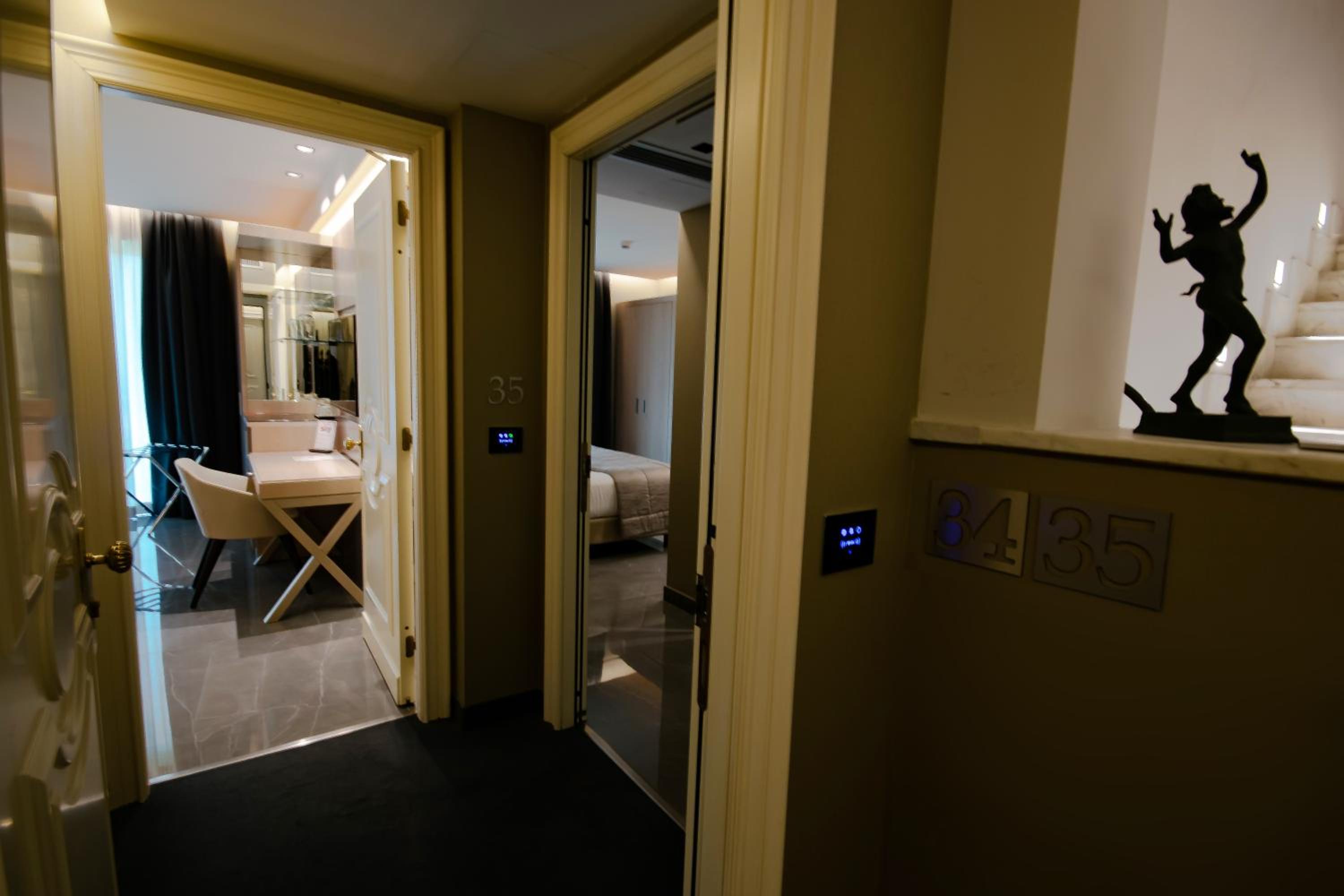 Deluxe Family Suite - Photo 1