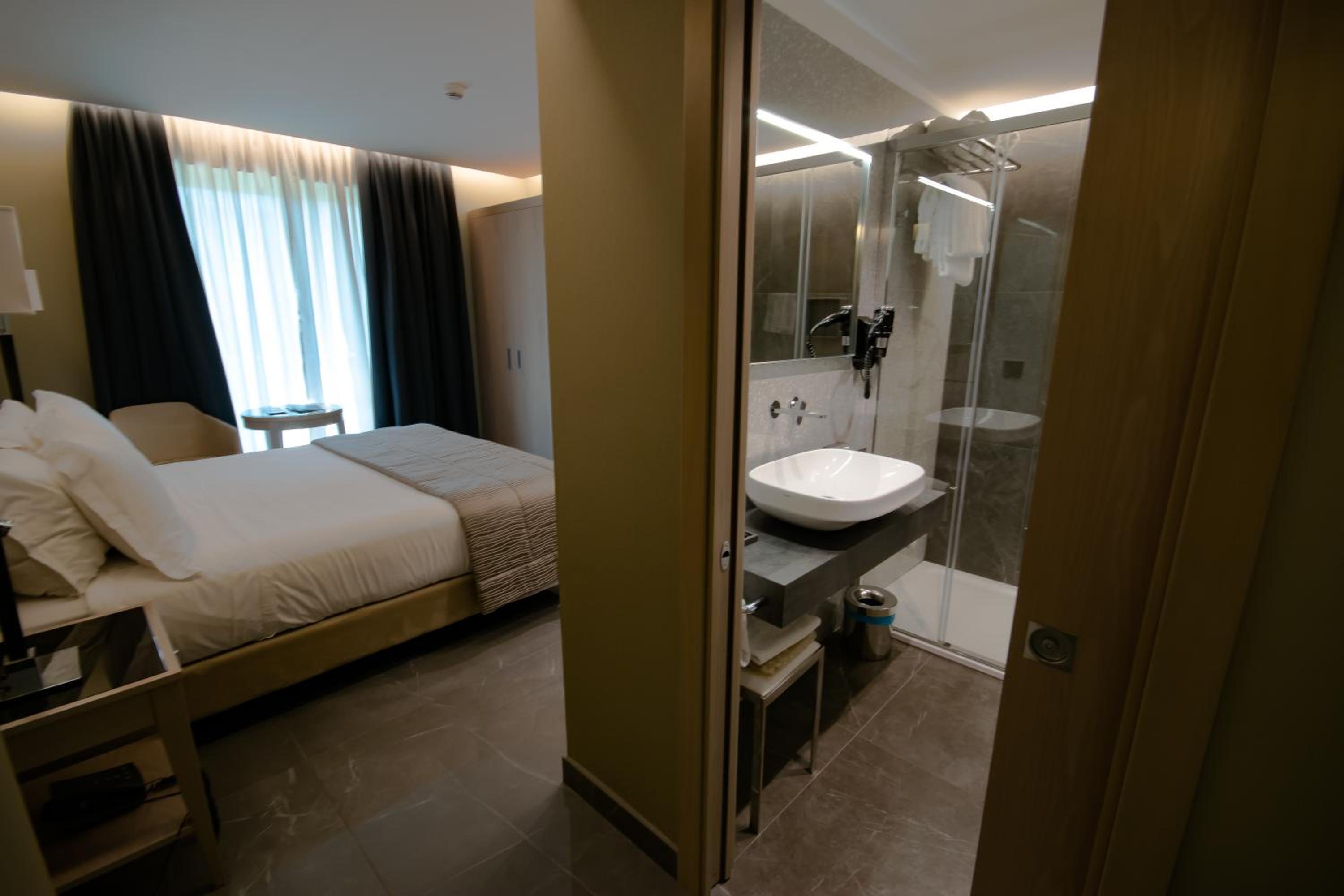 Deluxe Family Suite - Photo 3